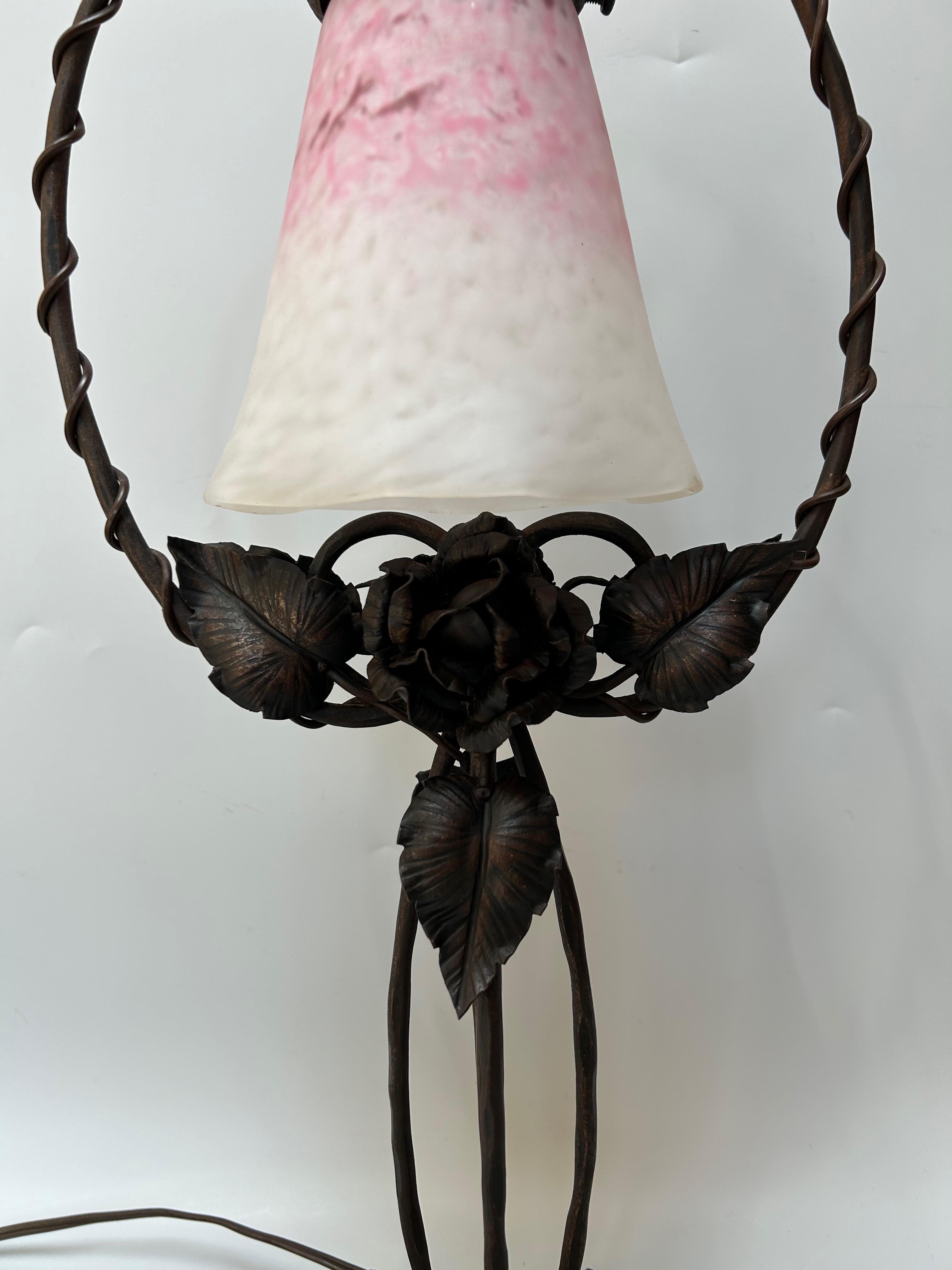 Art deco lamp circa 1925 wrought iron base decorated with roses. 
Tulip in white and pink speckled glass signed Schneider. 
In perfect condition and electrified.

Width: base 15 x 15 cm
Height: 48 cm

Charles SCHNEIDER, born February 23, 1881 and