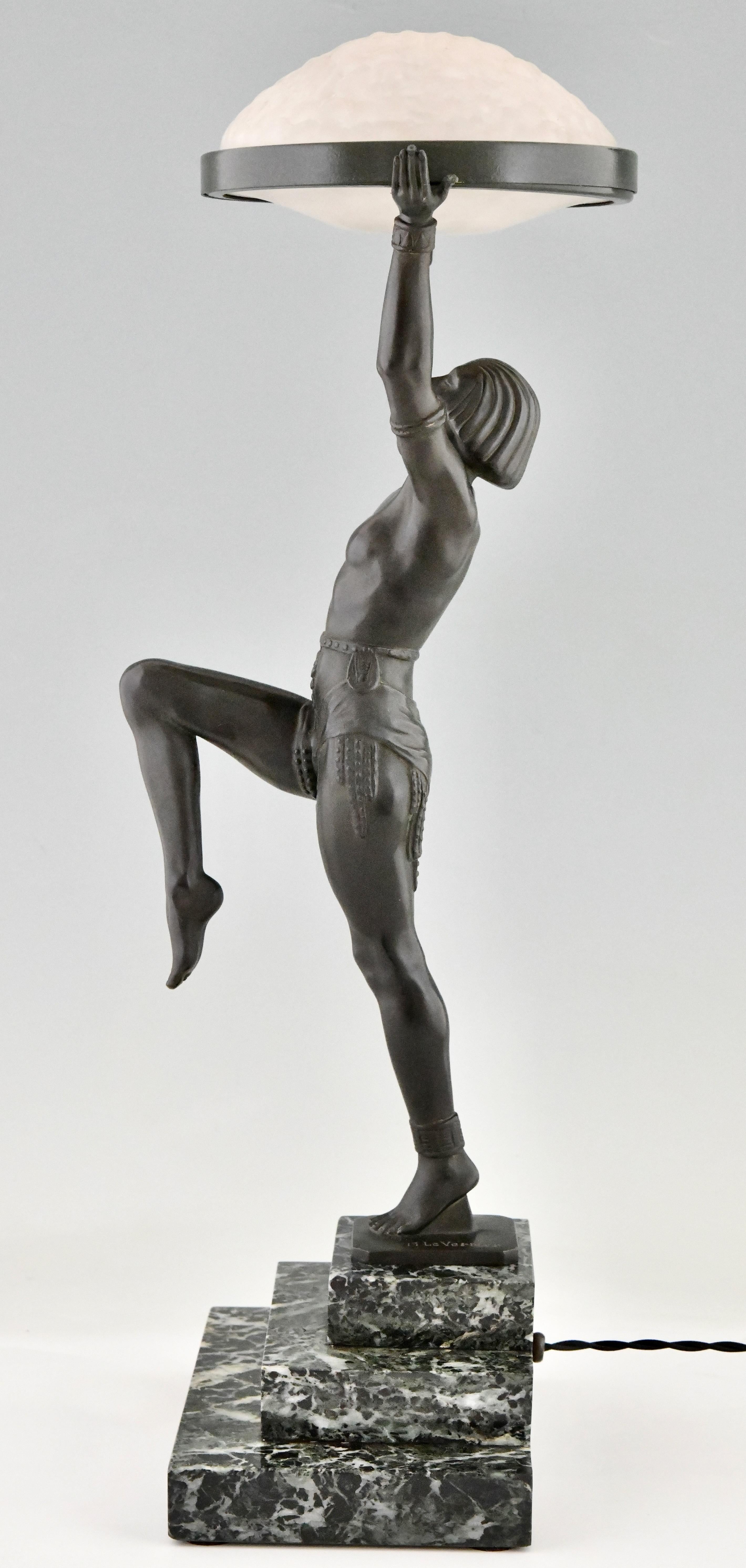 Art-Déco-Lampe mit Tänzerin Danseuse a la coupe von Max Le Verrier, Frankreich, 1930 (Französisch) im Angebot