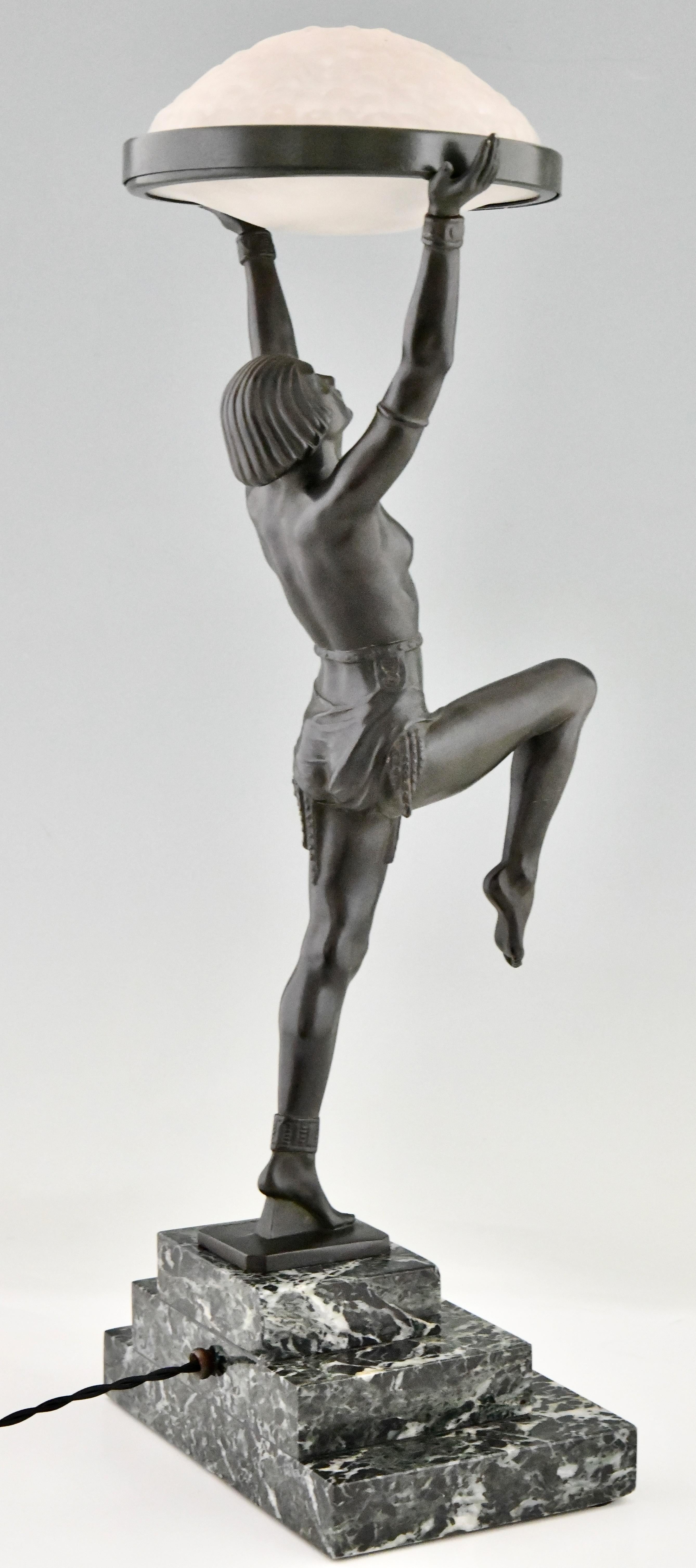 Art-Déco-Lampe mit Tänzerin Danseuse a la coupe von Max Le Verrier, Frankreich, 1930 im Zustand „Gut“ im Angebot in Antwerp, BE