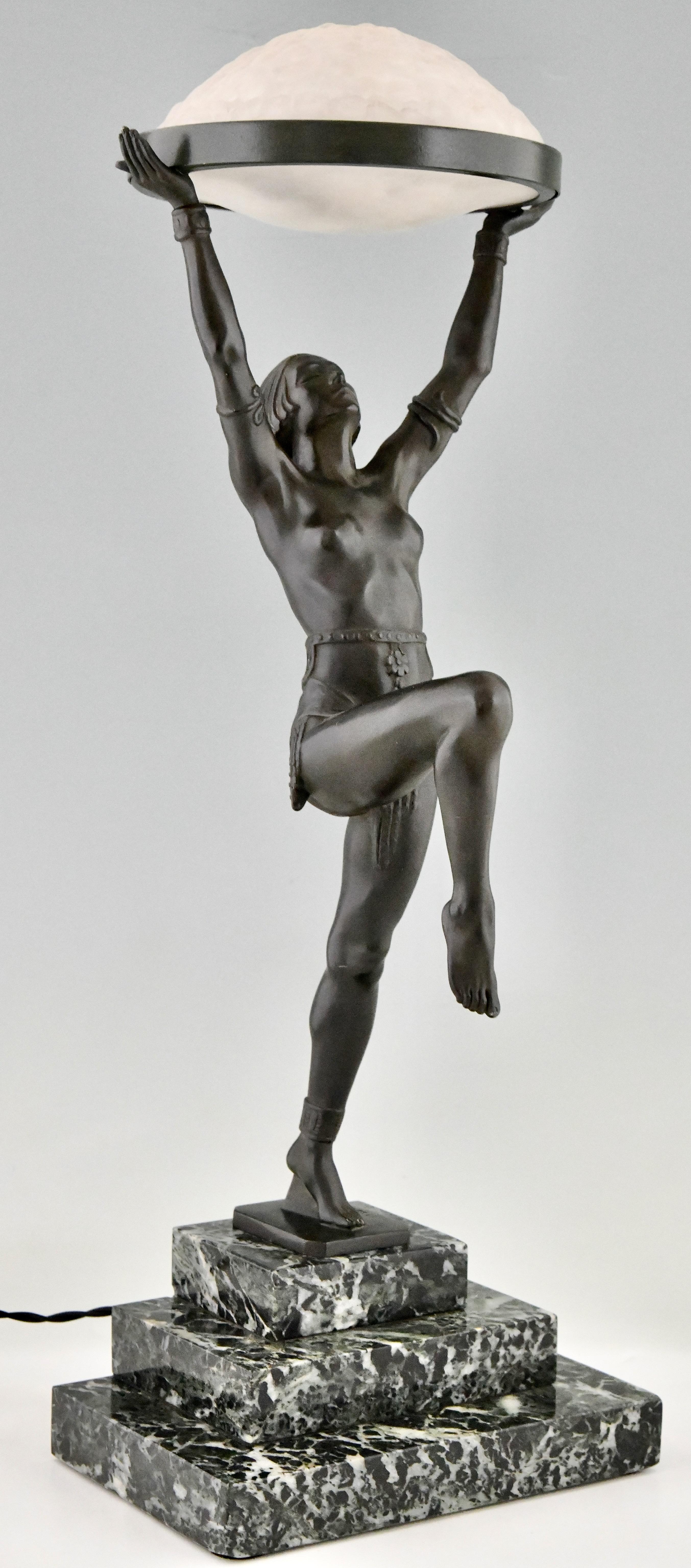 Art-Déco-Lampe mit Tänzerin Danseuse a la coupe von Max Le Verrier, Frankreich, 1930 (Metall) im Angebot