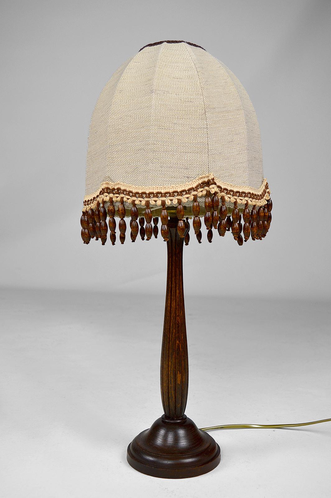 Beautiful lamp with its fringed lampshade and sculpted fluted beech base.

Art Deco, France, circa 1925.
In the style of the productions of Paul Follot, Maurice Dufrène.

In good condition, restored, electricity redone.

Foot dimensions: height 36
