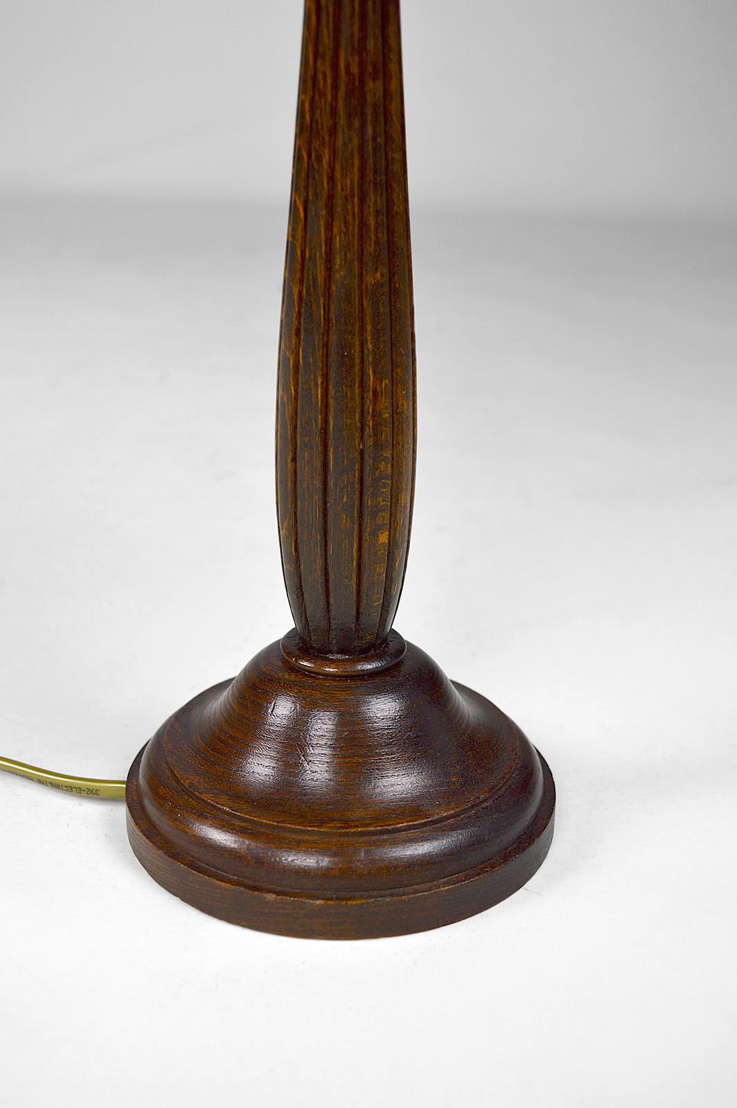 Bois Lampe Art Déco avec base cannelée, France, vers 1925 en vente