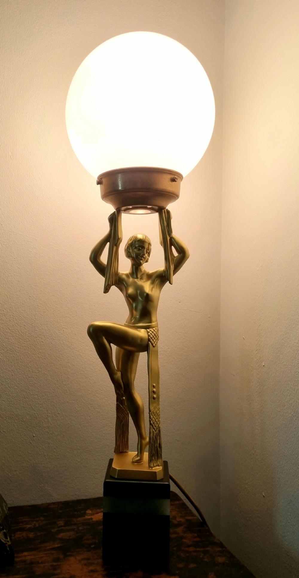 Art Déco Lampada Art Deco con scultura alta di danzatrice egiziana firmata Limousin in vendita