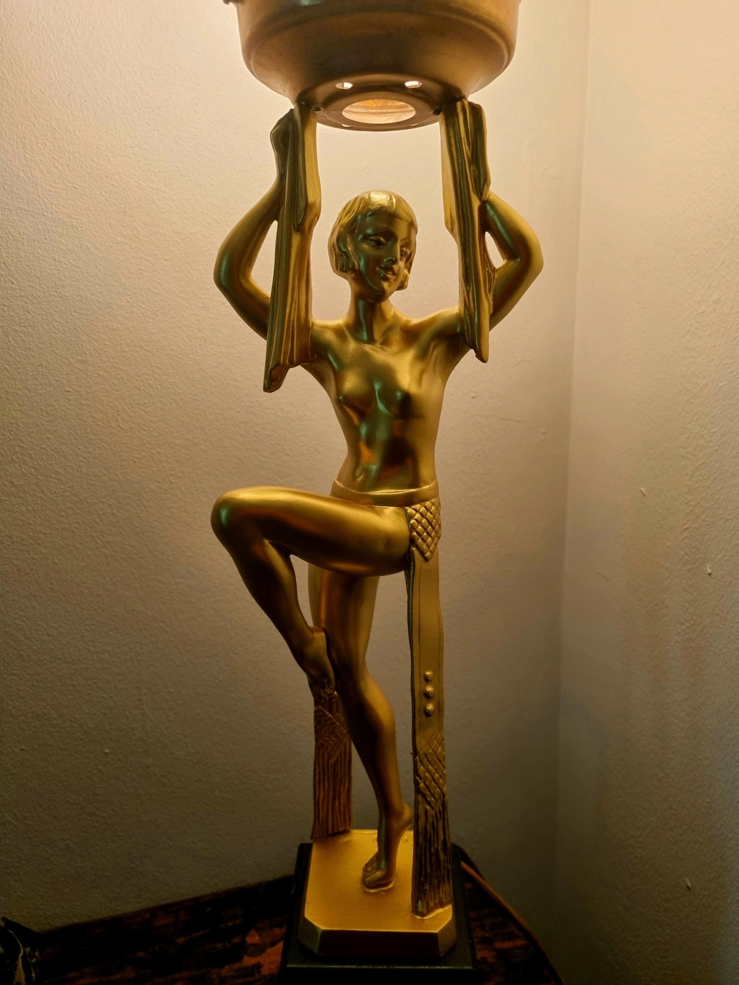 Francese Lampada Art Deco con scultura alta di danzatrice egiziana firmata Limousin in vendita