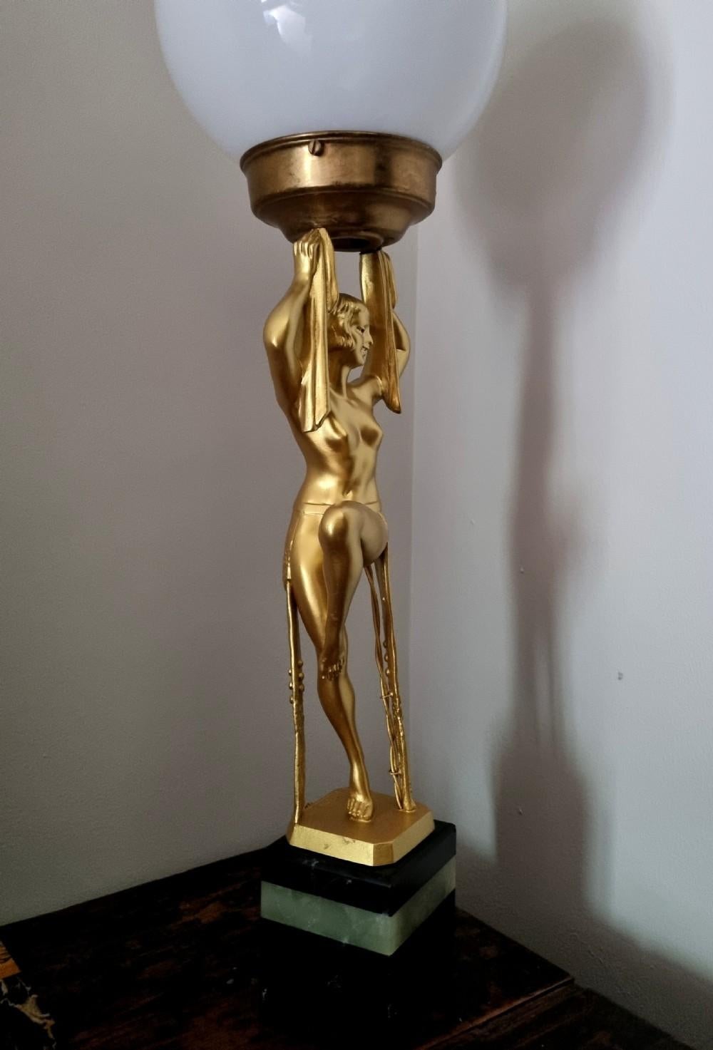 Lampada Art Deco con scultura alta di danzatrice egiziana firmata Limousin In condizioni buone in vendita a Hoddesdon, GB