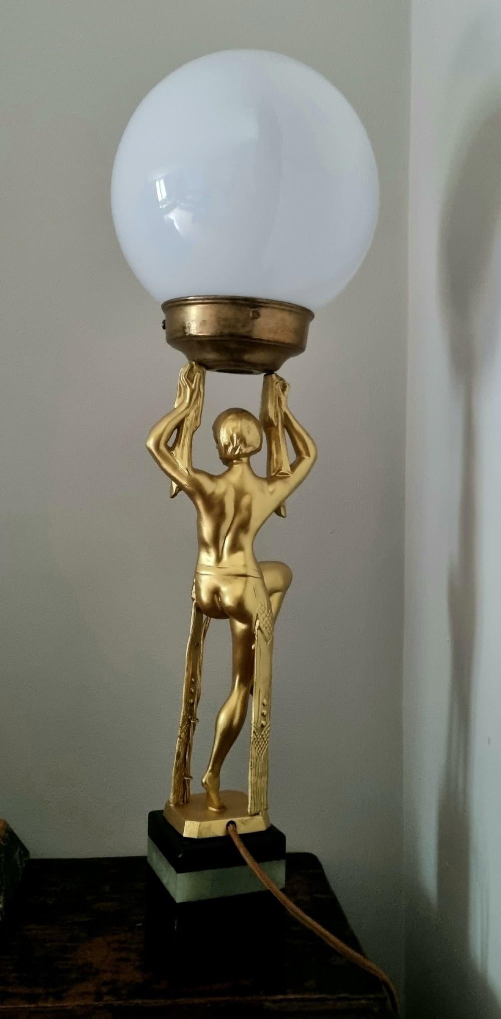 Metà XX secolo Lampada Art Deco con scultura alta di danzatrice egiziana firmata Limousin in vendita