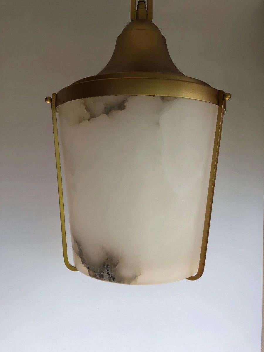 Lanterne Art Déco signée Perzel

Lanterne, lampe d'entrée vers 1940 structure en laiton doré bronze et albâtre signée Perze. 
 Ectrifié et en parfait état.

Vous pouvez me contacter pour plus d'informations ou pour connaître les frais de