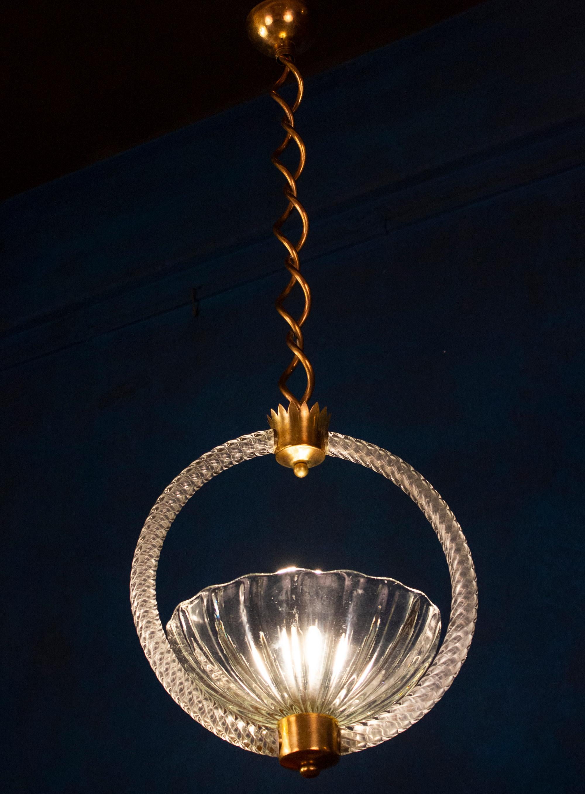 Exceptional Art Deco pendant centered by a precious Murano hand blown glass cup.
brass-mounted with original warm natural patina. One E27 lamp socket.
Perfect vintage condition.
   