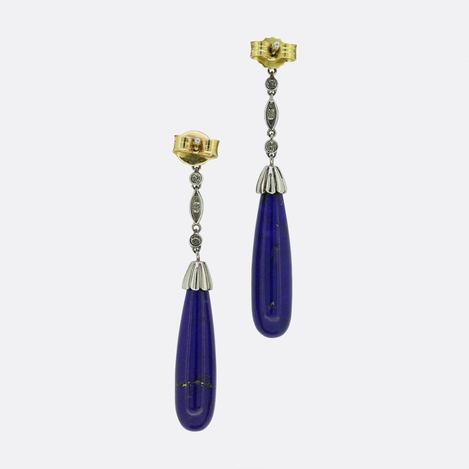 Si tratta di un delizioso paio di orecchini a goccia in oro bianco 18ct di epoca Art Deco. Ogni orecchino presenta un ricco Lapislazzuli blu che si trova alla base di una sezione di diamanti incastonati.
Il Lapis è stato apprezzato nel corso dei