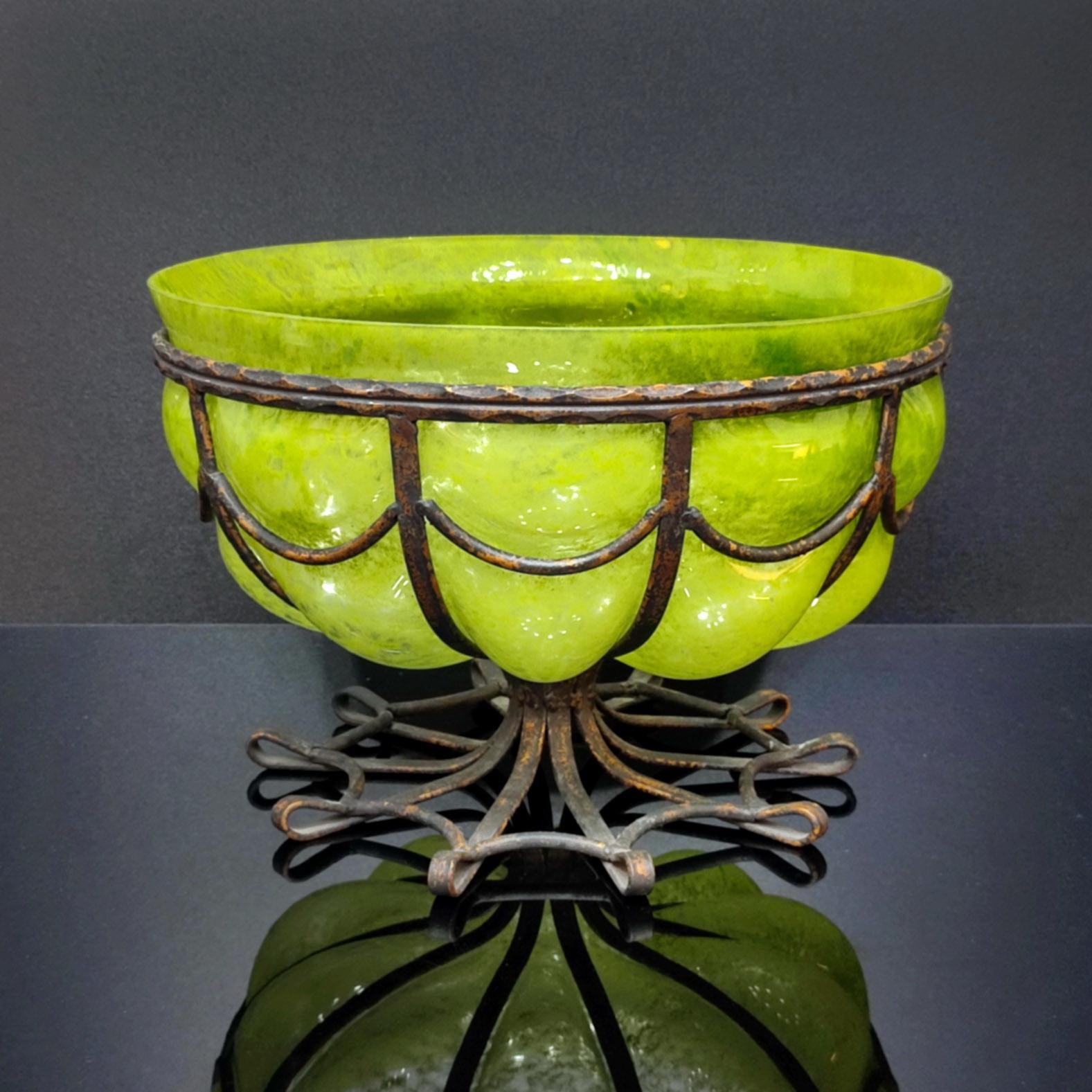Art Déco Ciotola Art Deco in vetro artistico e ferro battuto di grandi dimensioni in vendita