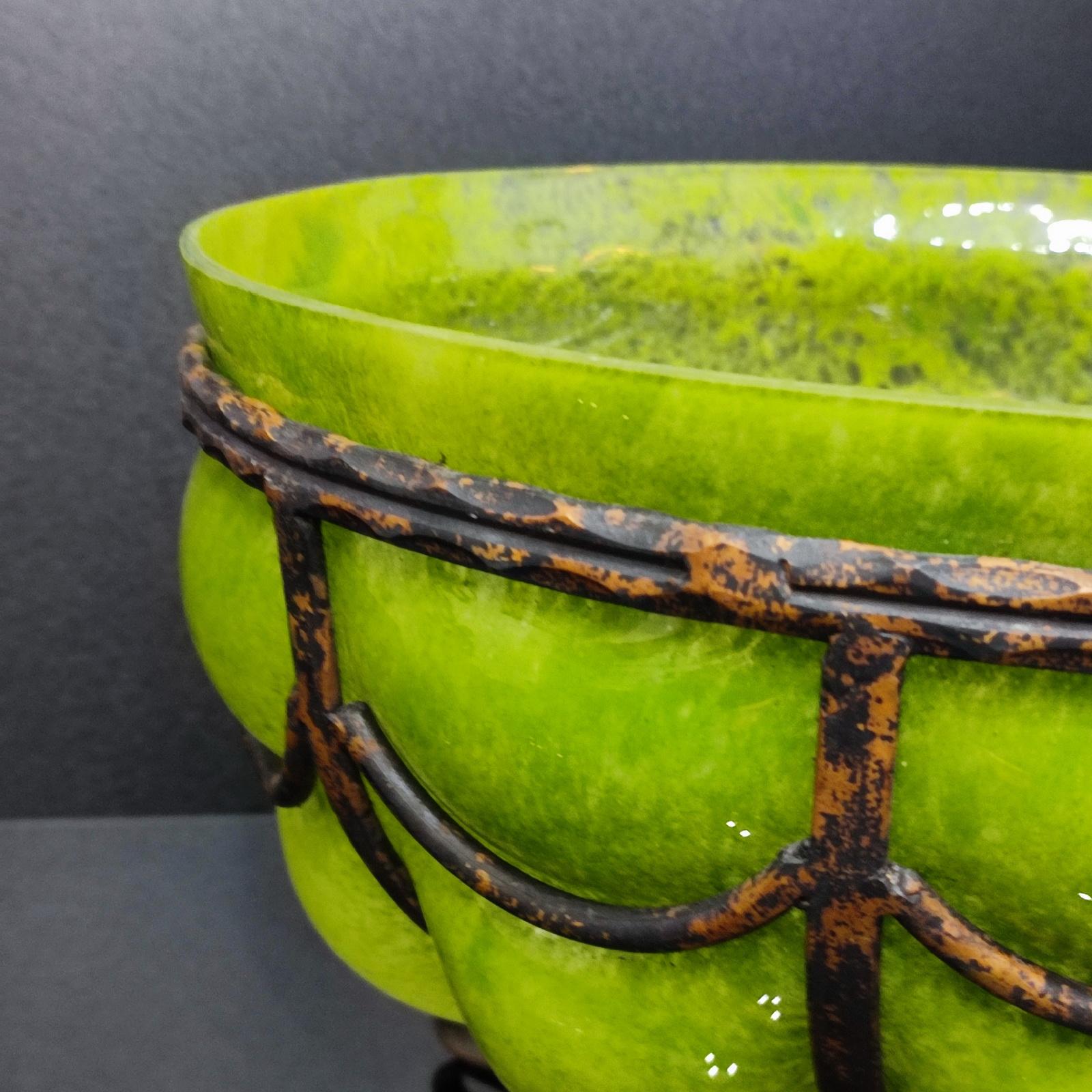 Vetro soffiato Ciotola Art Deco in vetro artistico e ferro battuto di grandi dimensioni in vendita