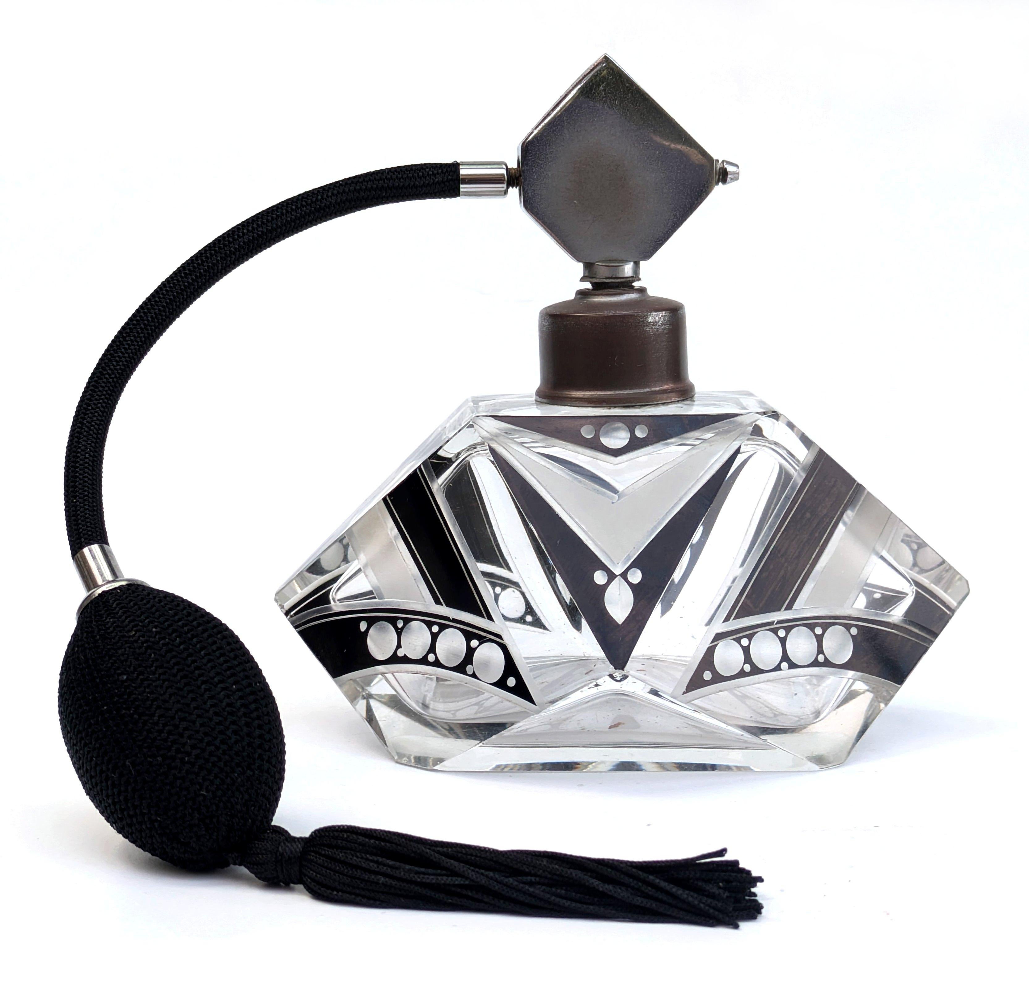 Questo bellissimo atomizzatore di profumo Art Deco ceco, molto grande e sostanzioso, risale agli anni Trenta. È molto difficile trovare bottiglie di questo formato, quindi siamo stati molto contenti di aver trovato questa. Fa parte di una collezione