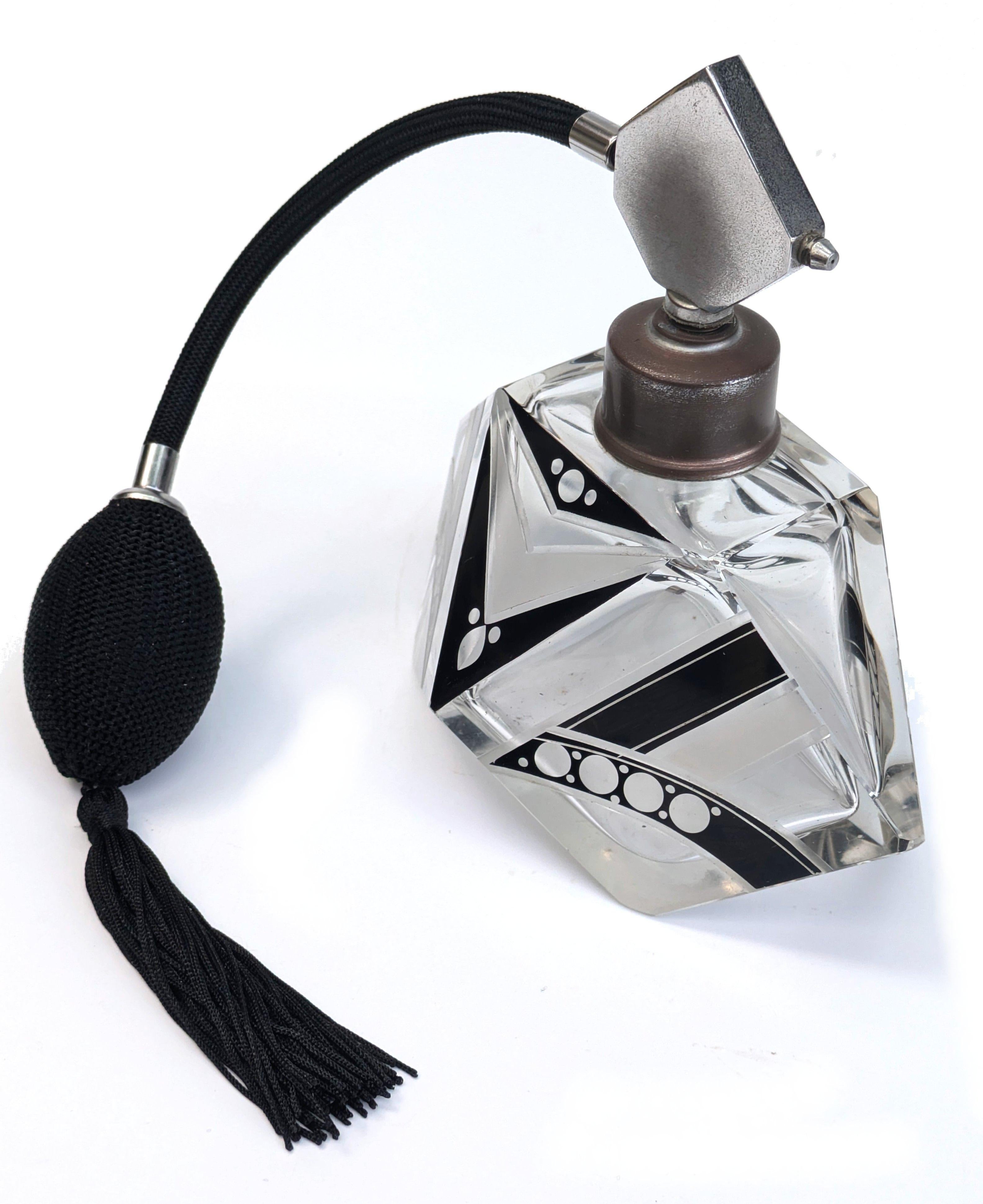 Ceco Bottiglia di vetro per profumo da donna con atomizzatore grande Art Deco di Karl Palda, 1930 ca. in vendita