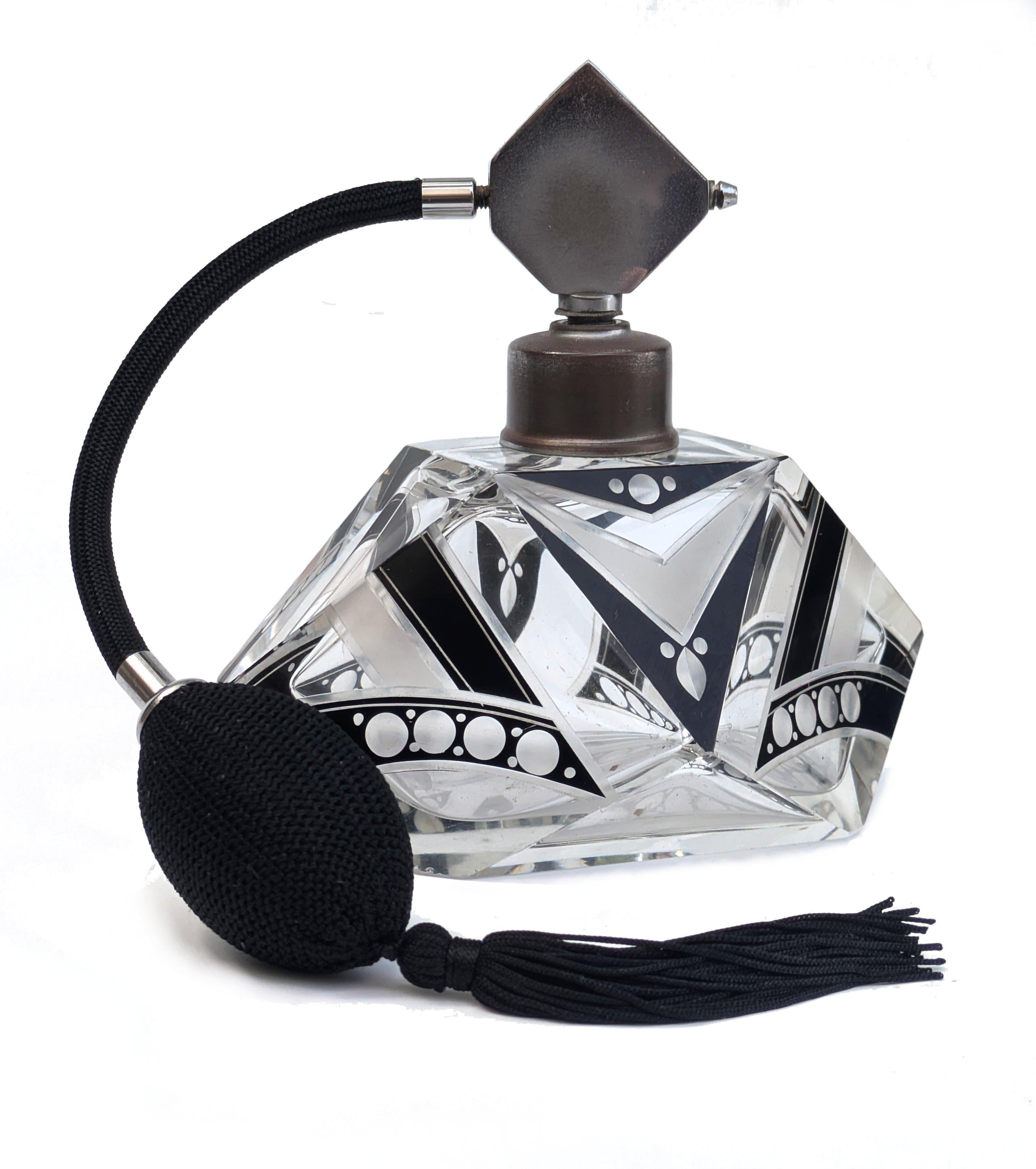 XX secolo Bottiglia di vetro per profumo da donna con atomizzatore grande Art Deco di Karl Palda, 1930 ca. in vendita