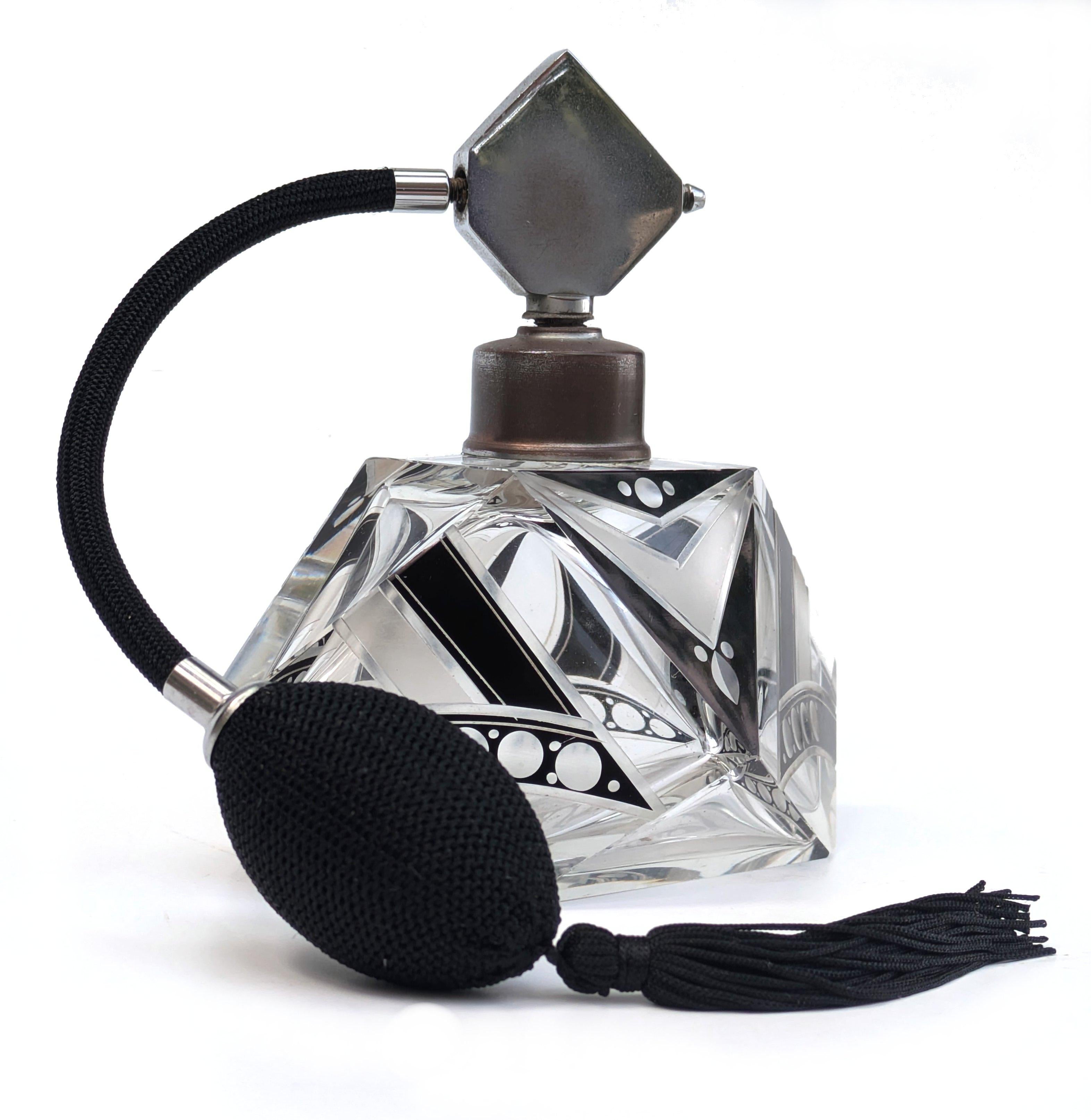 Vetro Bottiglia di vetro per profumo da donna con atomizzatore grande Art Deco di Karl Palda, 1930 ca. in vendita