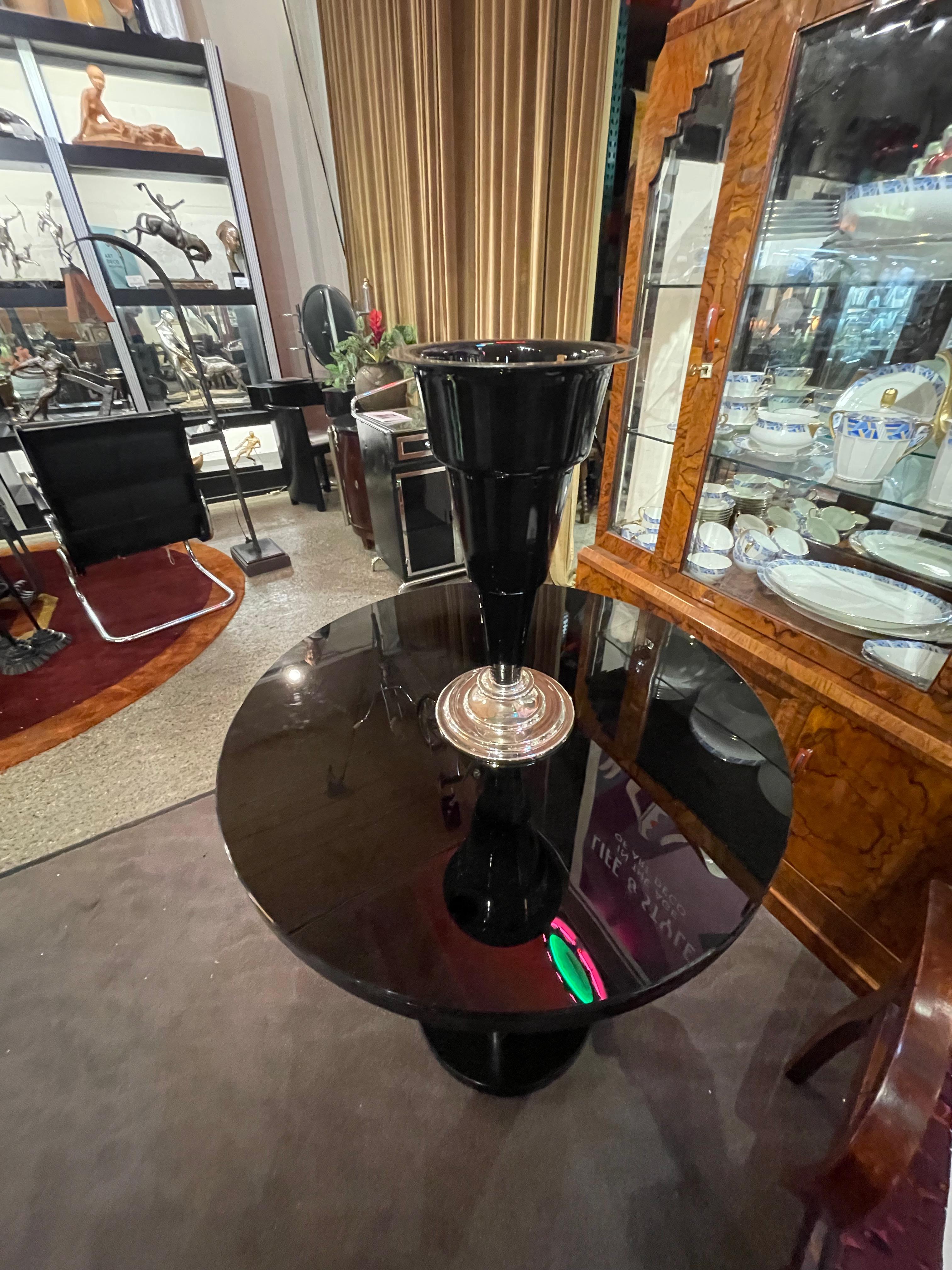 Art Deco große Vase aus schwarzem Glas mit Chromsockel. Abgestuftes Glasdesign mit stilechtem, abgestuftem Chromfuß. Sehr nützlich und würde auf so viele verschiedene Arten großartig aussehen, indem man verschiedene Pflanzen und Vasenideen