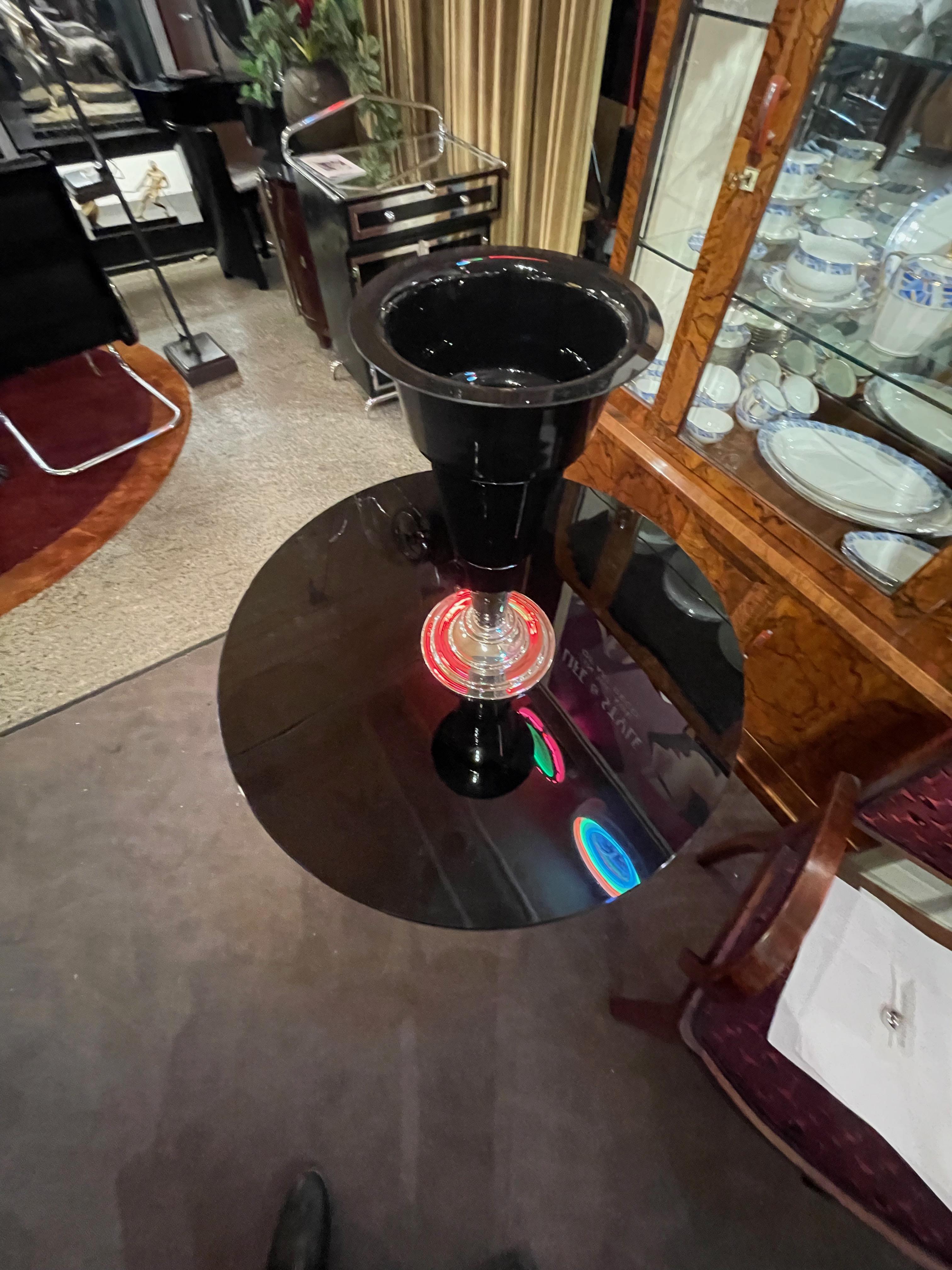 Große Vase aus schwarzem Glas im Art déco-Stil mit Chromsockel im Zustand „Gut“ im Angebot in Oakland, CA