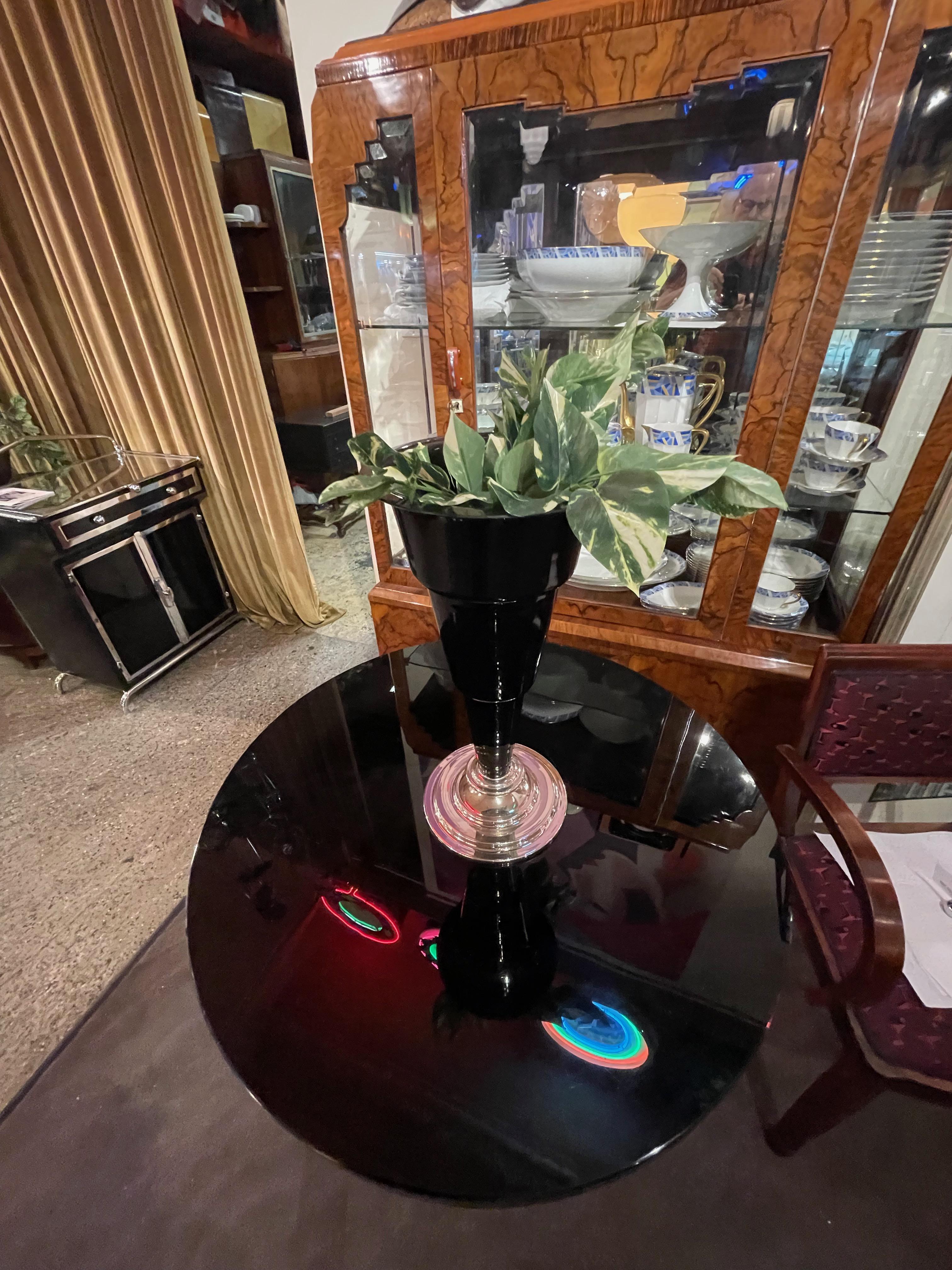 Große Vase aus schwarzem Glas im Art déco-Stil mit Chromsockel im Angebot 1