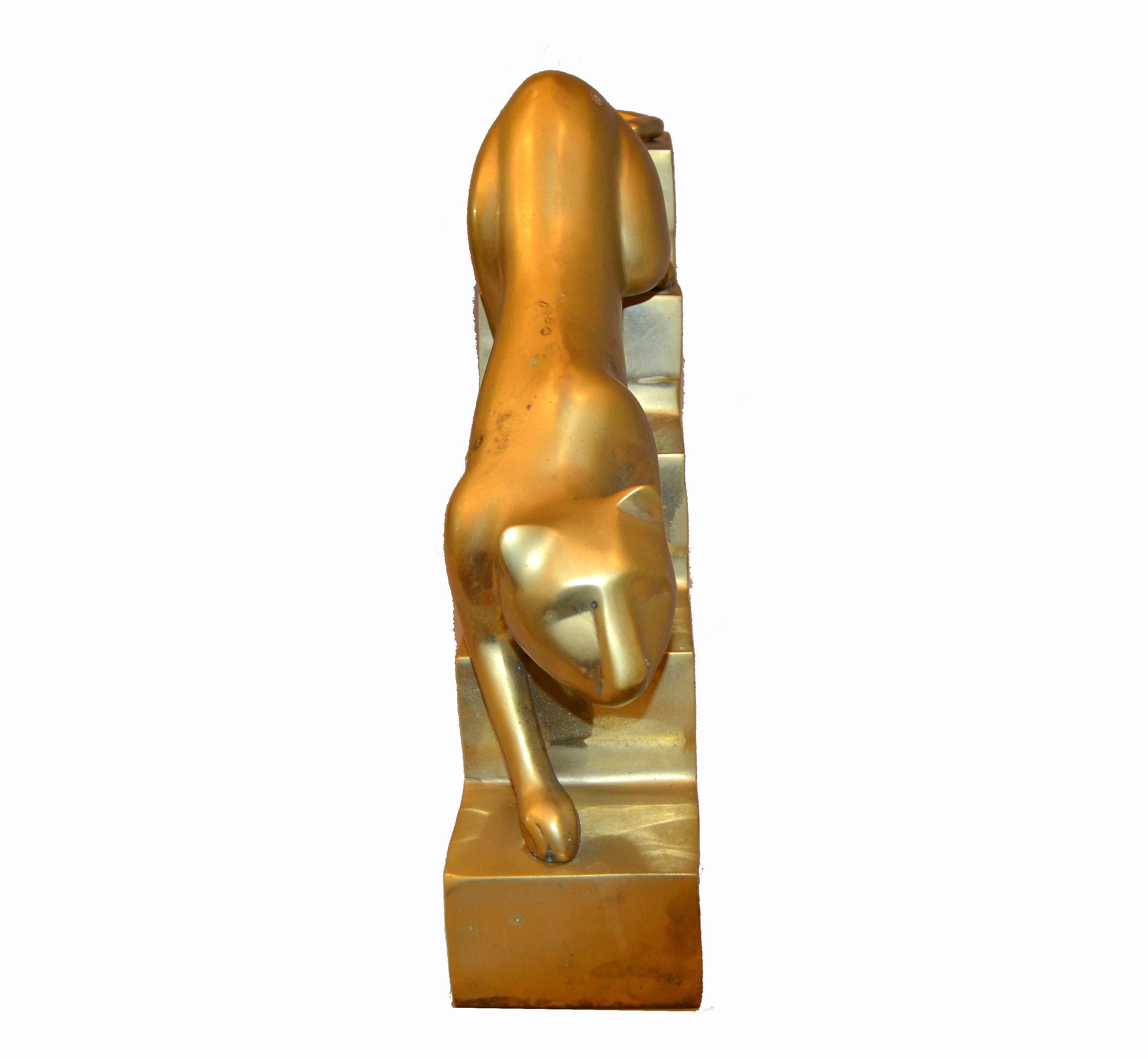 Grande sculpture de panthère descendant les escaliers en bronze Art Déco en vente 3