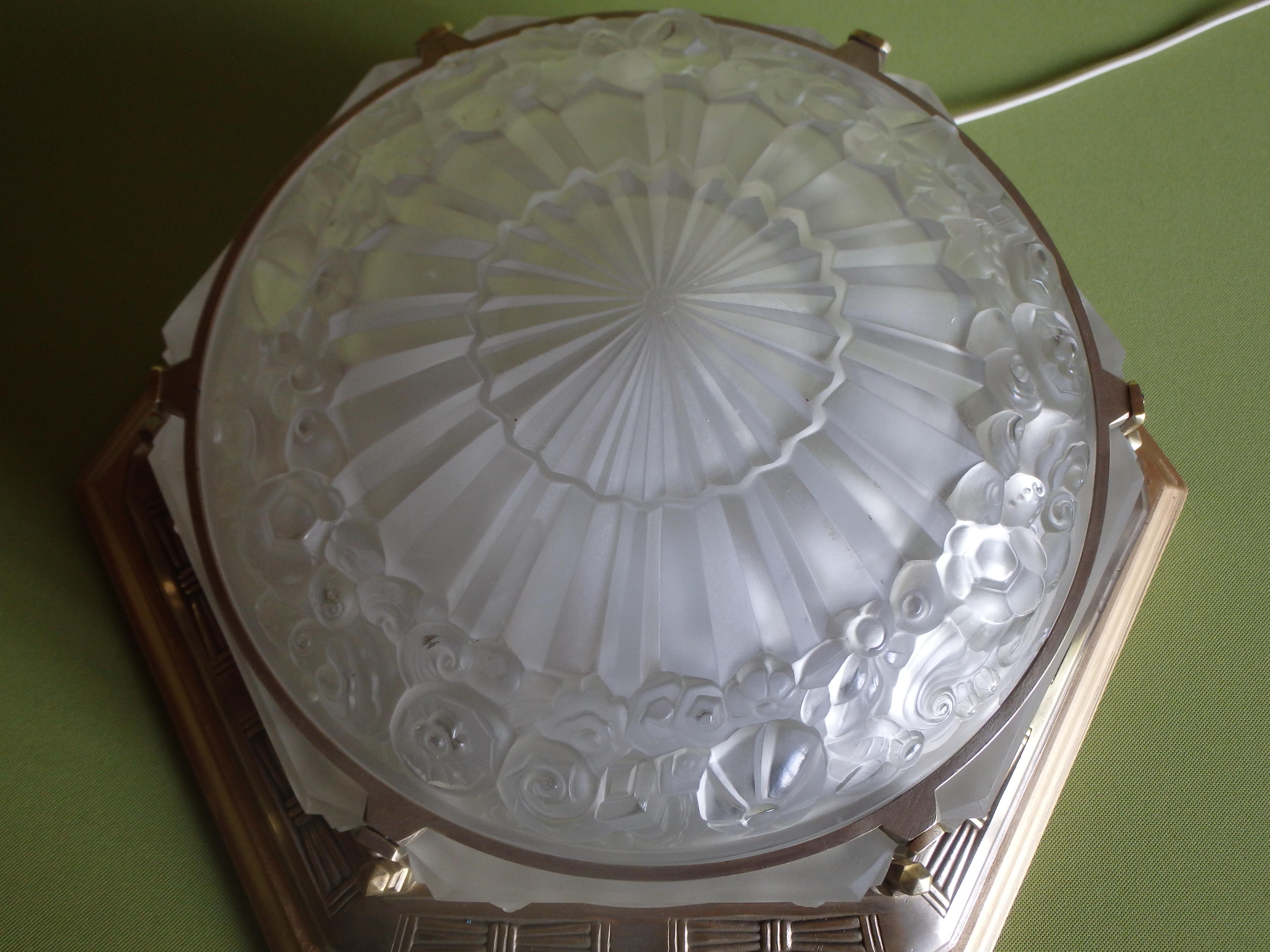Ottone Lampada da soffitto Art Deco a fiore geometrico in vetro e ottone  VERLYS in vendita