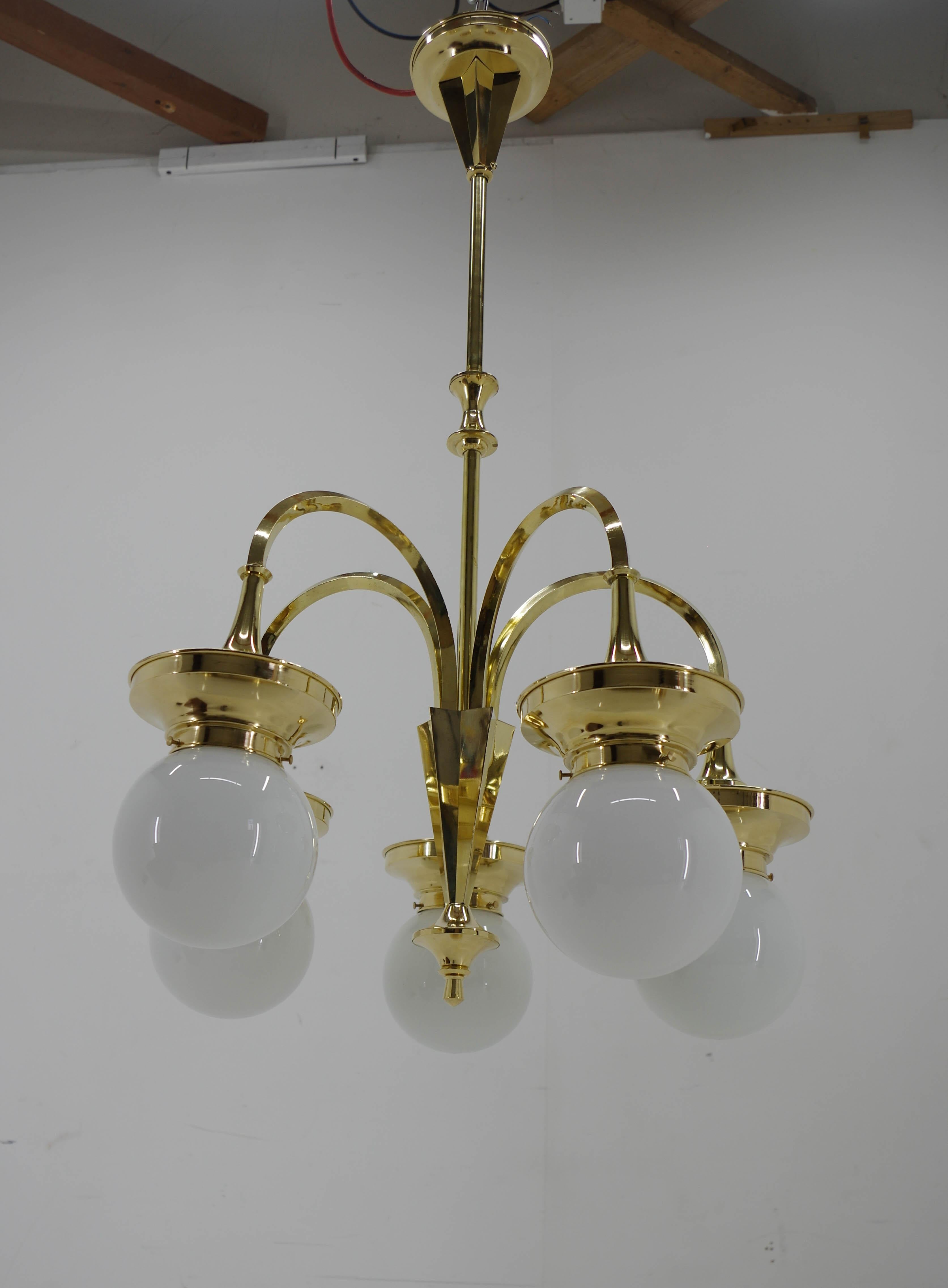 Carefully restored Art Deco chandelier.
Brass refinished.
Glass shade without any damage.
Rewired: 5x40W, E25-E27 bulbs
US wiring compatible
Shipping quote on request
