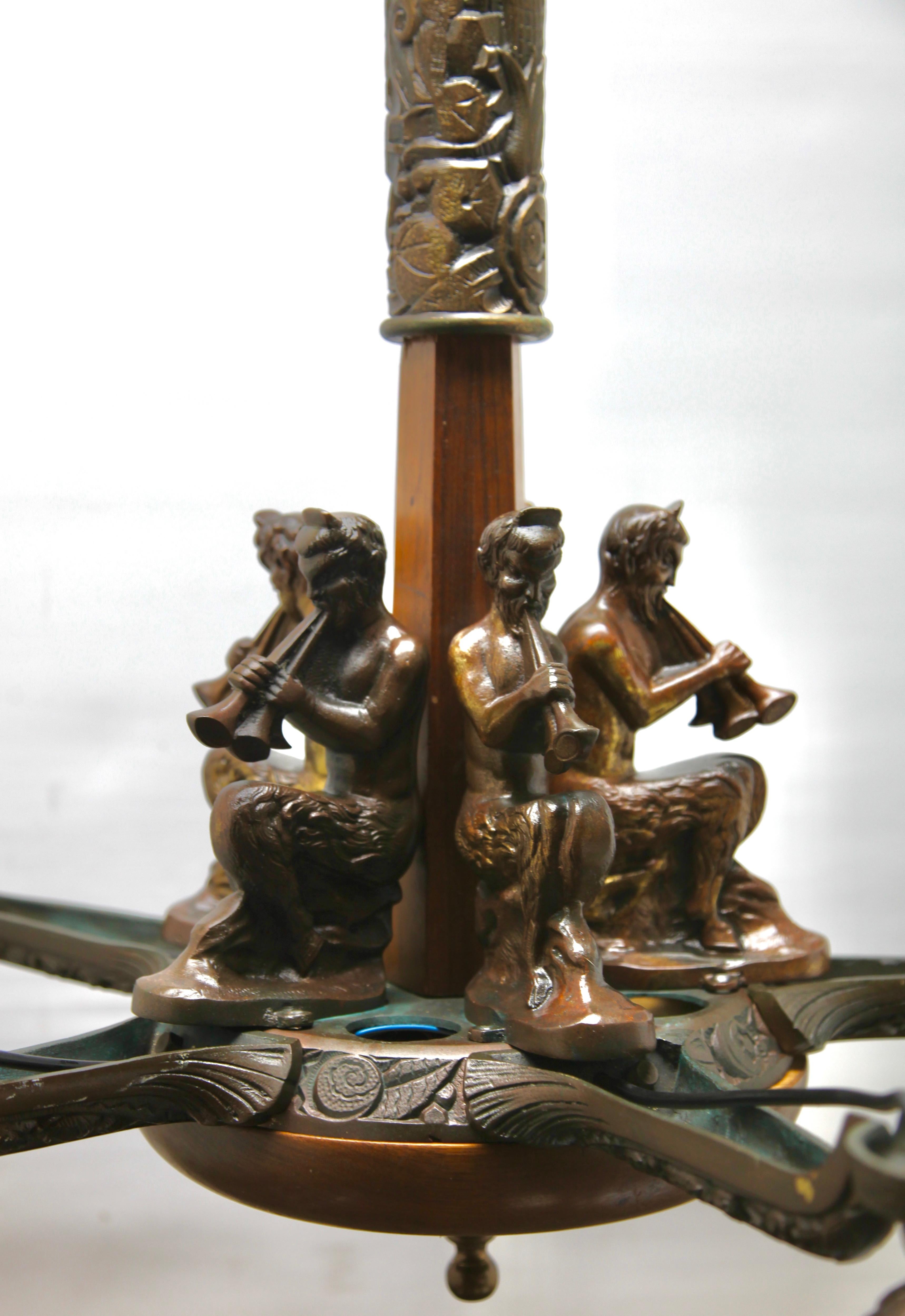 Stampato Lampadario Art Deco di grandi dimensioni in bronzo fuso a cinque montature e con dettagli in legno in vendita