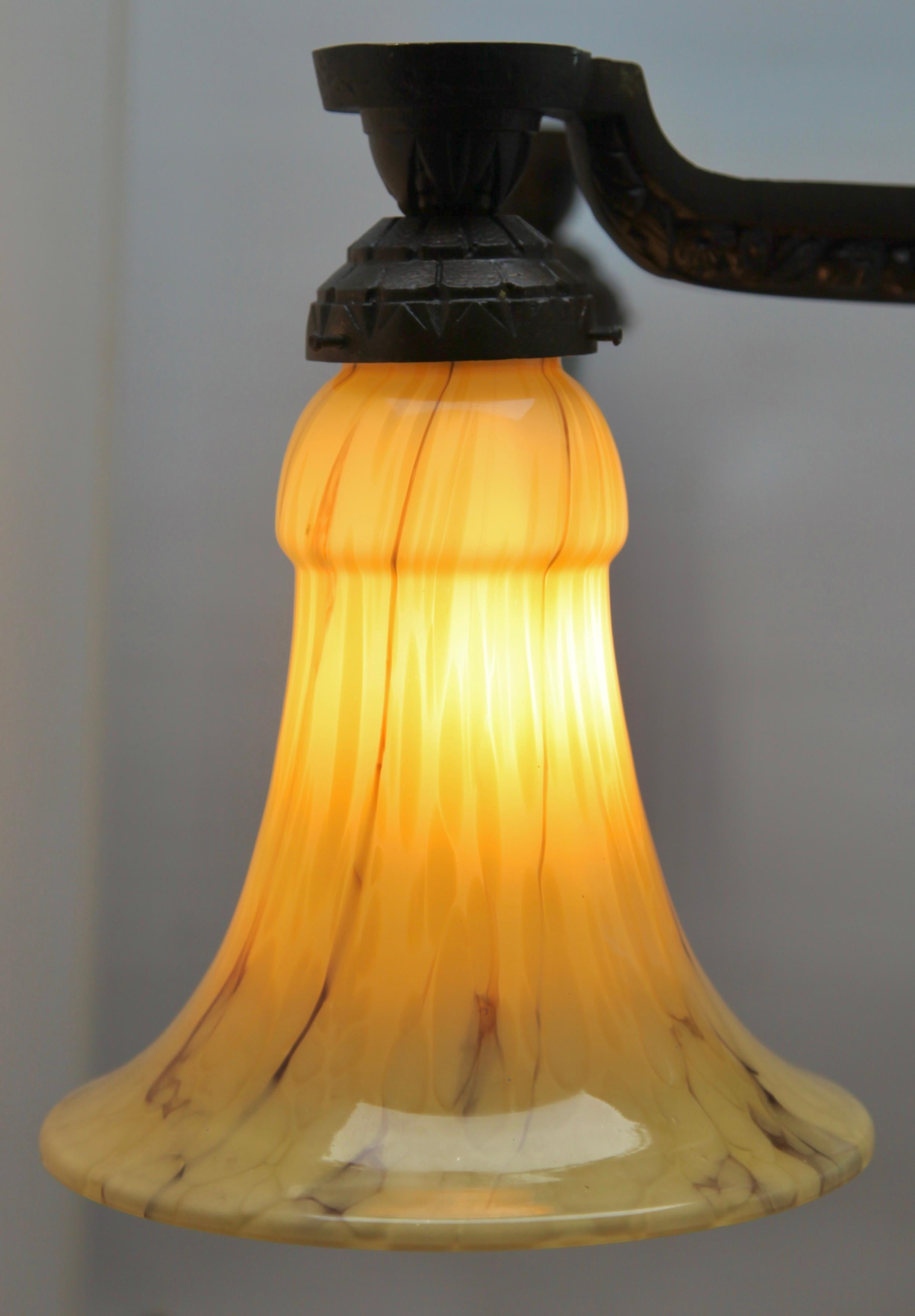 Lampadario Art Deco di grandi dimensioni in bronzo fuso a cinque montature e con dettagli in legno in vendita 1