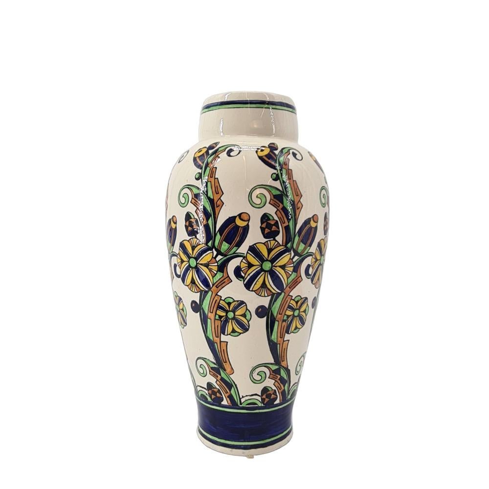 ART DECO LARGE Charles Catteau für Boch Keramis Vase um 1927
Auffallende, stilisierte, handgemalte Blumen und eine schöne, tief kobaltblaue Bänderung sitzen perfekt auf der sanft geschwungenen und perfekt proportionierten, starken Form dieser