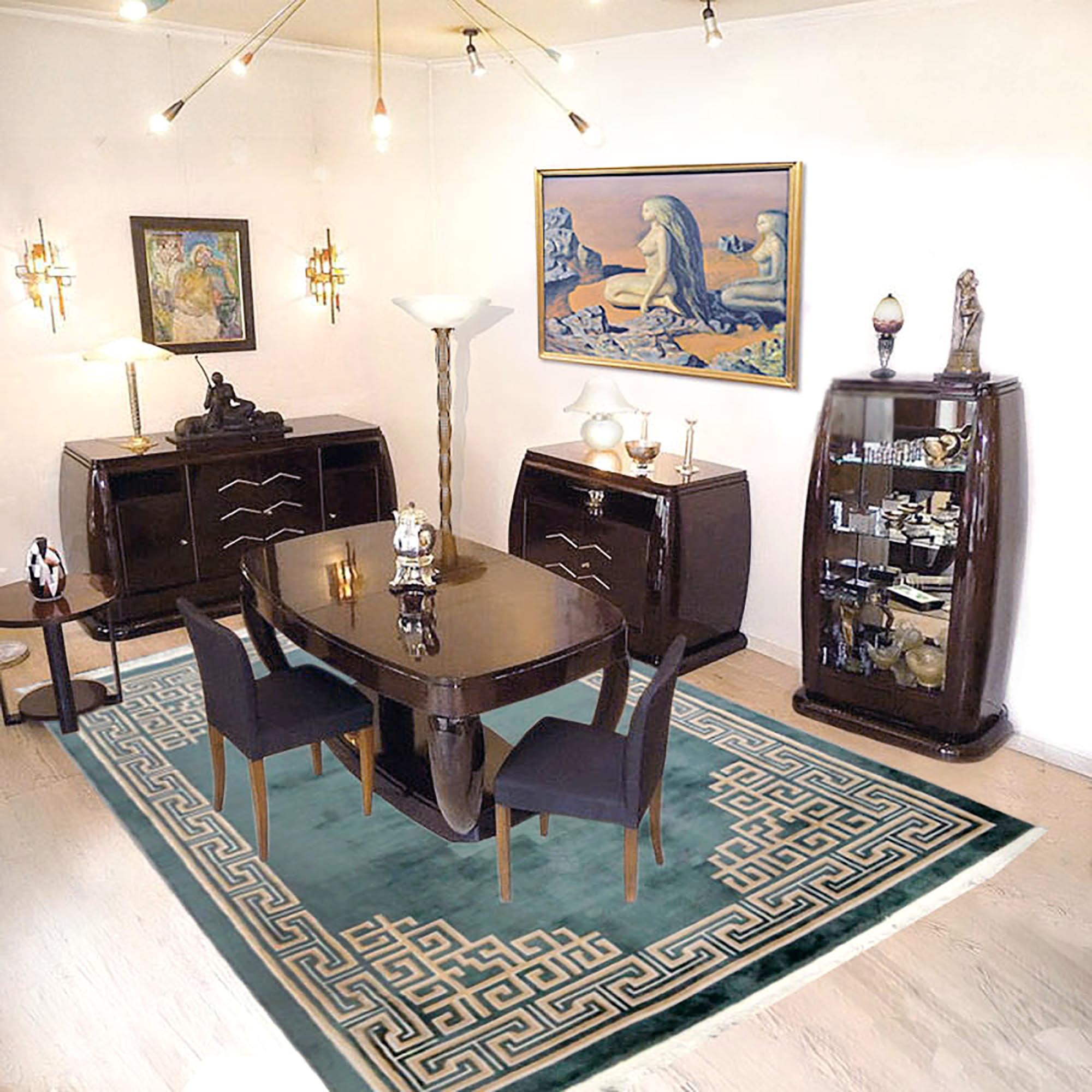 Art Deco large Chinese rug with intricate décor, with a central Chinese sign medallion, wide side decoration, very thick and heavy, made of fine wool pile, cotton fringes. Vintage item of the 1970s. Import label to the backside.
Very good used