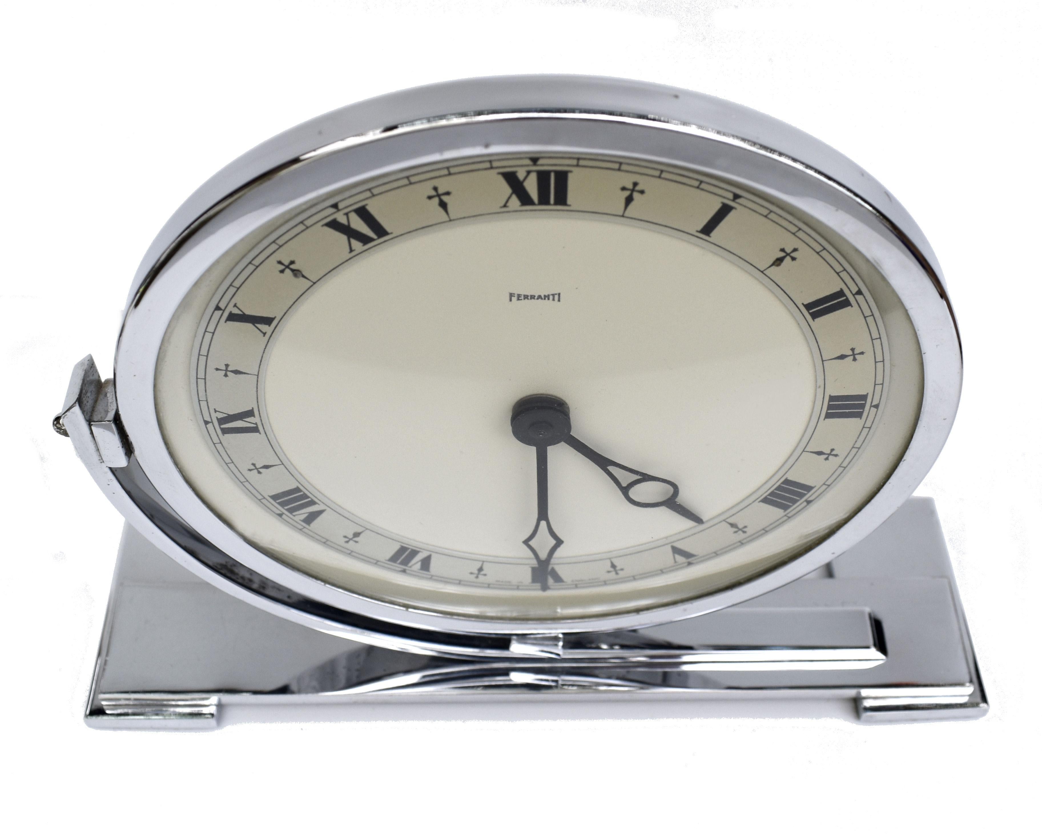 Grande horloge de cheminée chromée très élégante, fabriquée par les horlogers anglais Ferranti. Datant des années 1930, cette horloge électrique est un véritable bijou et se trouve dans un état remarquable, le chrome étant presque parfait. De grande