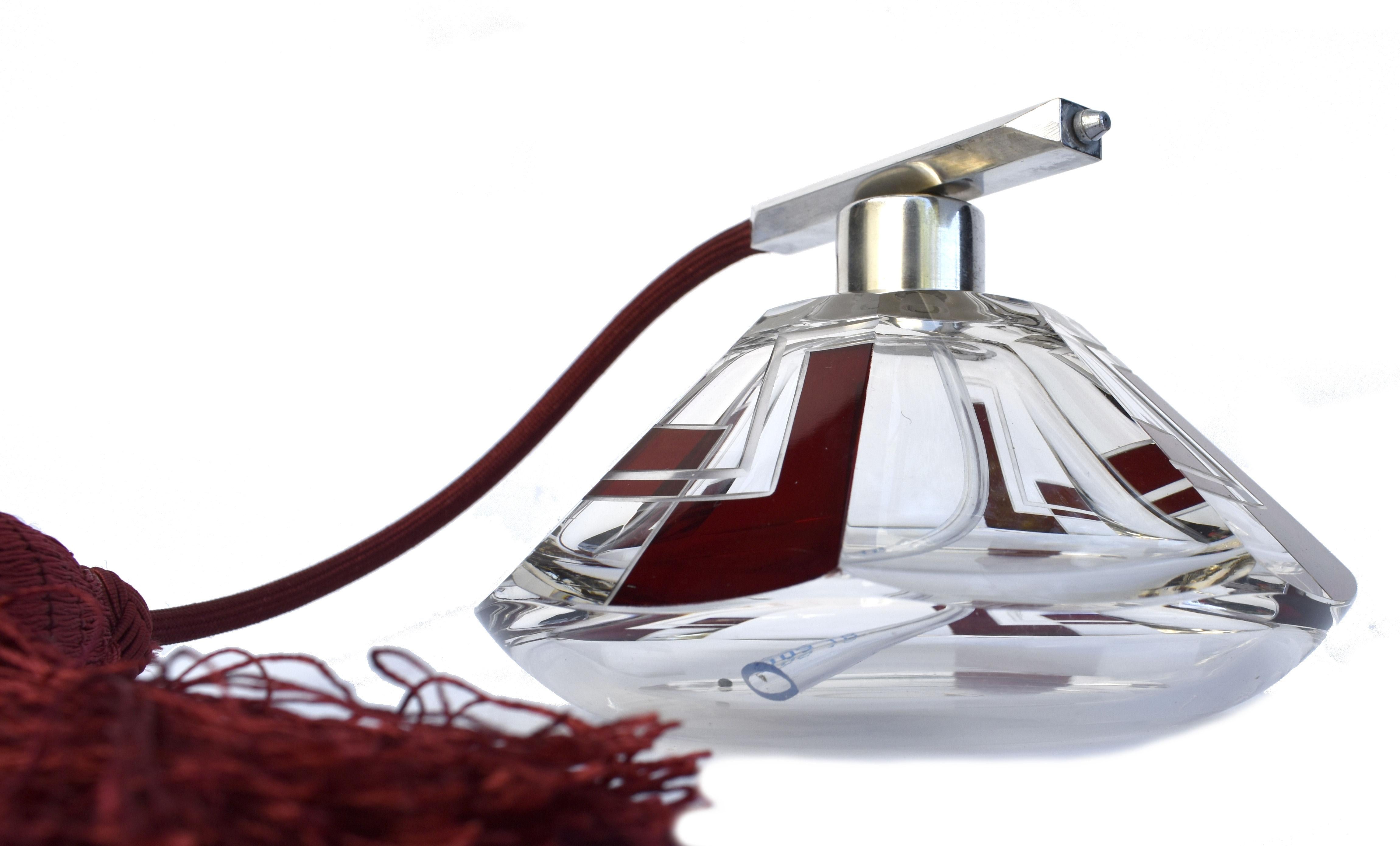 For you consideration is the fabulously glamorous over sized ladies perfume atomizer, dating to the 1930's and marked to the collar ' made in Czechoslovakia'. Very unusual to see atomizers this size, displays beautifully, with no damage and minimal