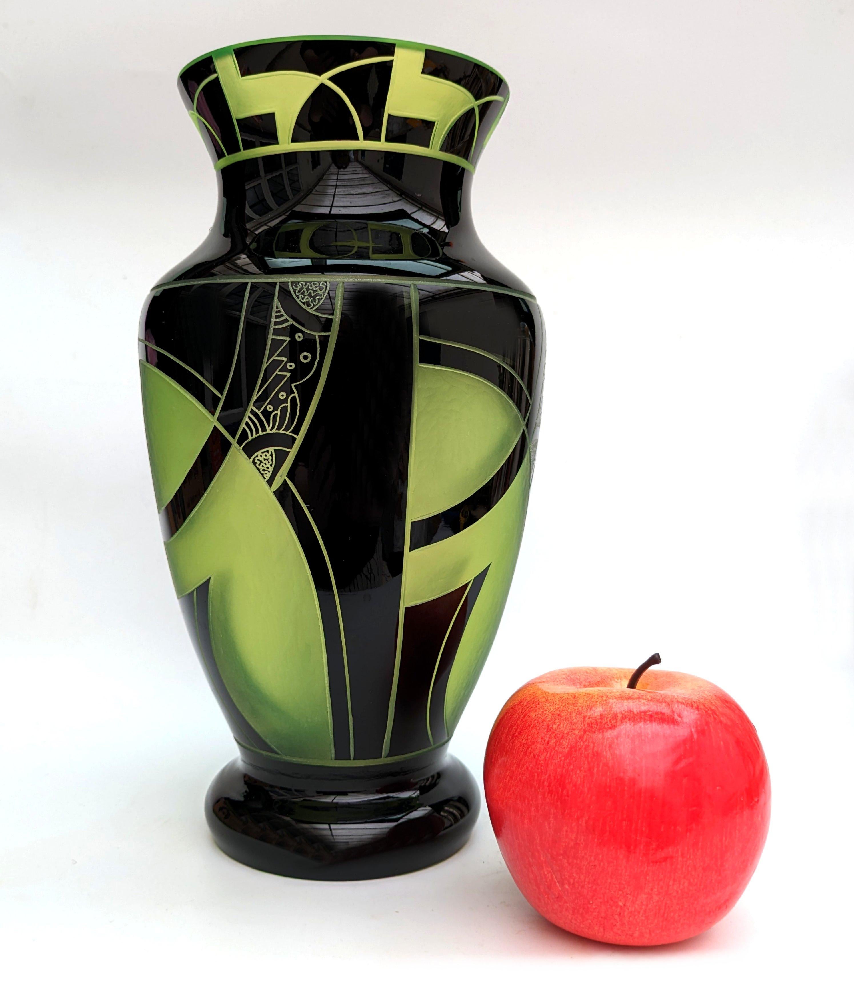 Nous vous proposons ce fantastique vase en verre Art déco, d'une hauteur de 25 cm, qui présente toutes les caractéristiques de cette époque. Pour ceux qui ont un penchant pour le style Art déco 