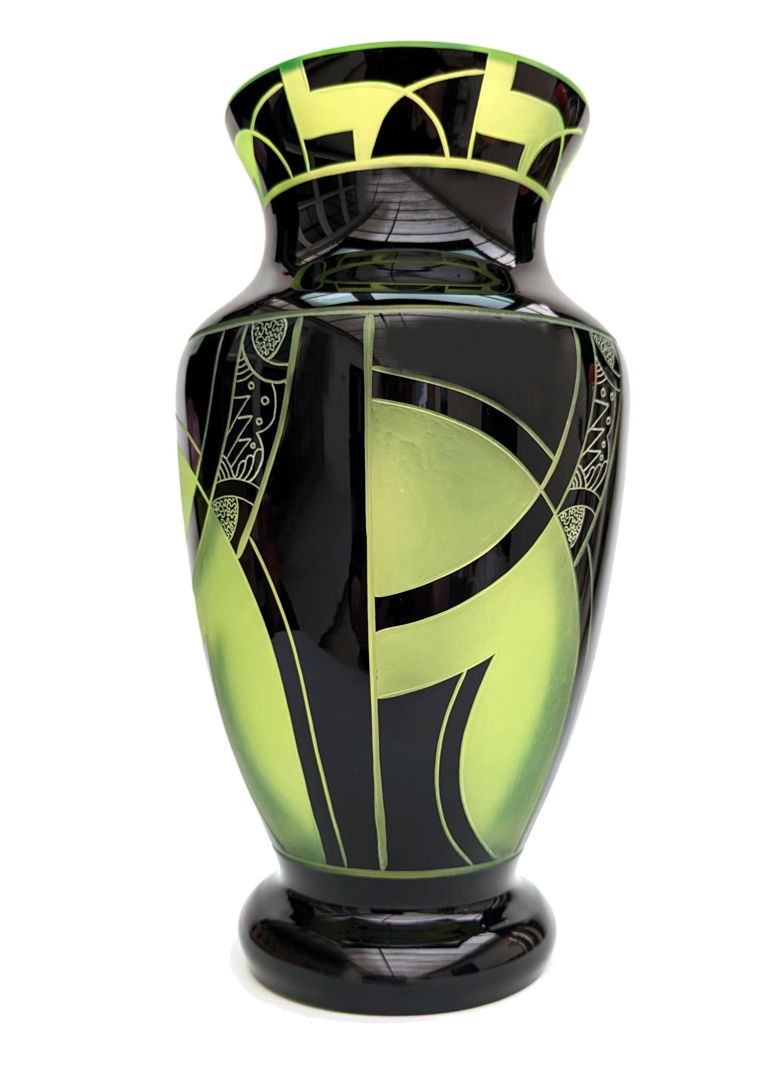 Tchèque Grand vase en verre tchèque Art déco par Karl Palda, vers 1930 en vente
