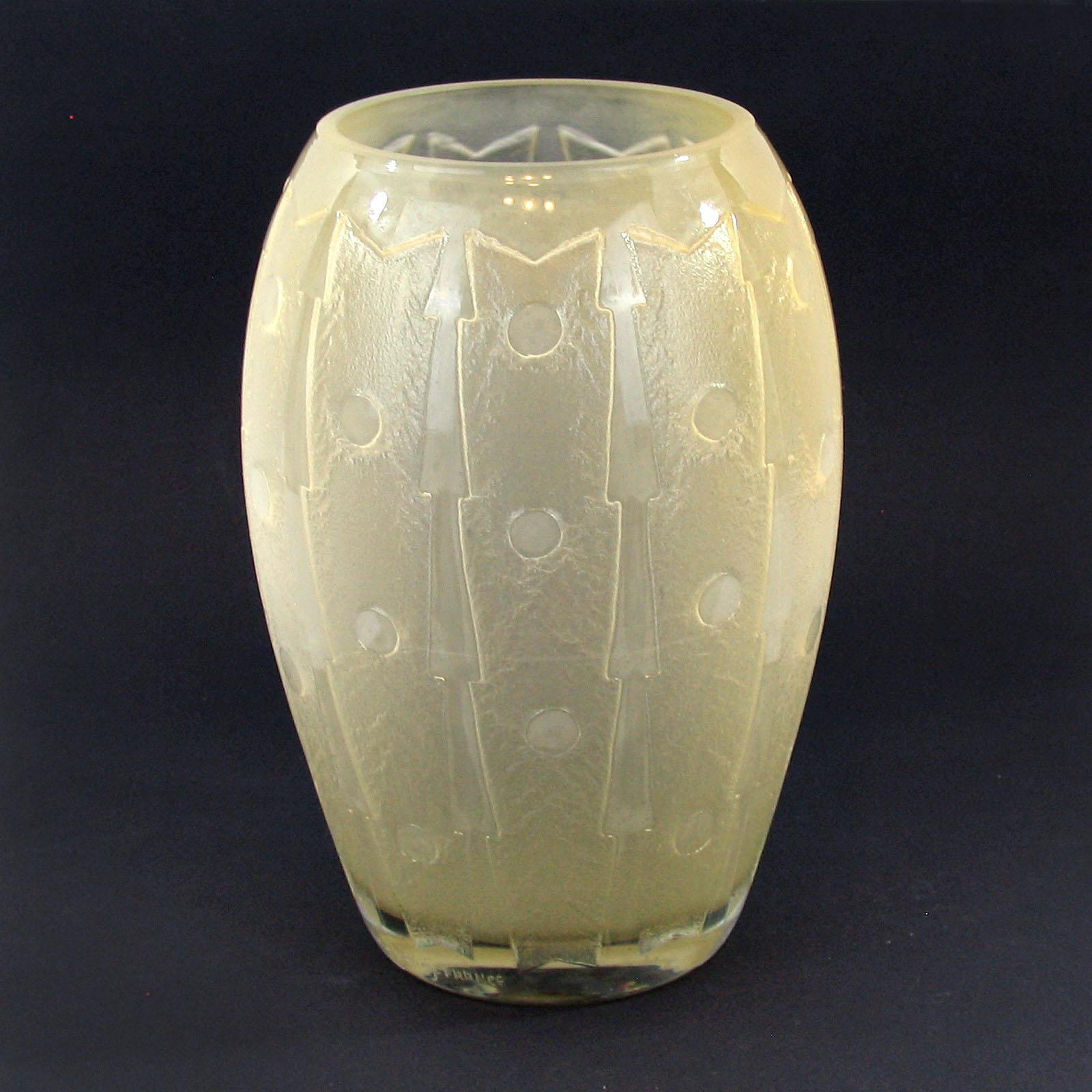 Art Deco large daum nancy etched glass vase, France, 1930s.
Large glass vase with acid cut geometric motif. Signed lower Daum Nancy France with the cross of Loraine.
Measure: height 28.5 cm.