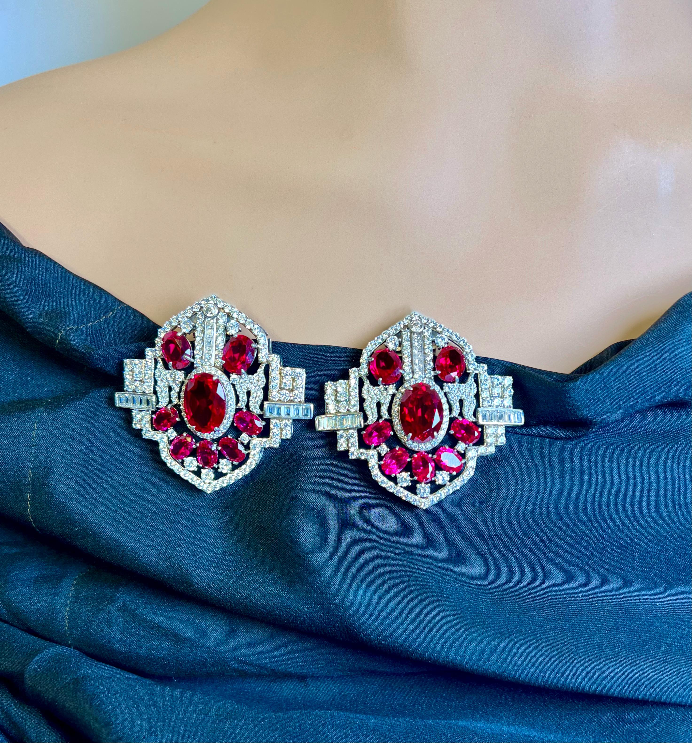 Art Deco Cartier Stil Großer Diamant Birma Rubin Modeschmuck Paar Clip Broschen
Wunderschönes Paar großer Art-Déco-Clip-Broschen mit echten Labordiamanten und Rubinen, handgefasst in Sterlingsilber und 18 Karat Weißgold; kann in jeder Position,