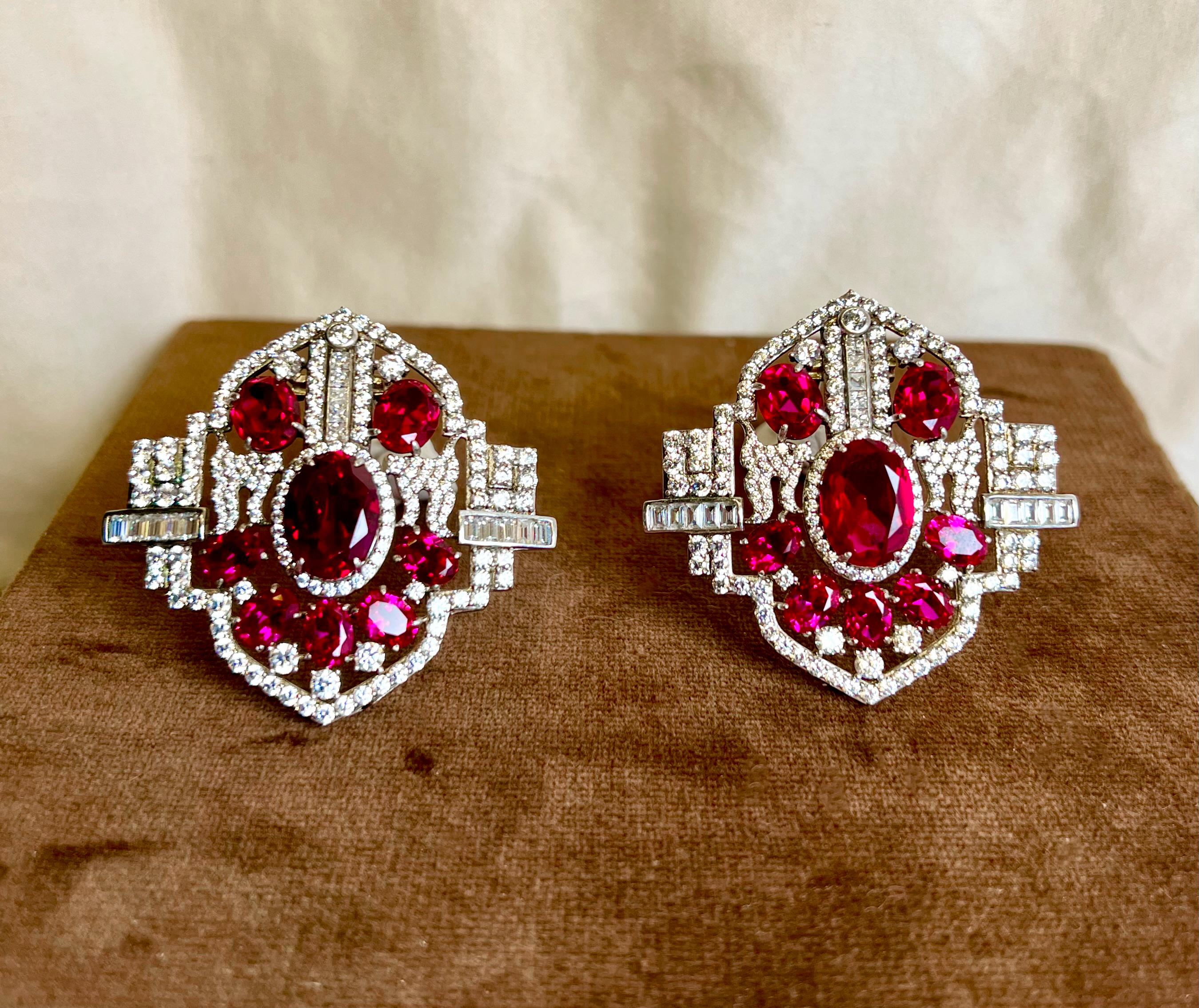 Art Deco Große Diamant Burma Rubin Kostüm Schmuck Paar Clip-Broschen (Antiker Kissenschliff) im Angebot