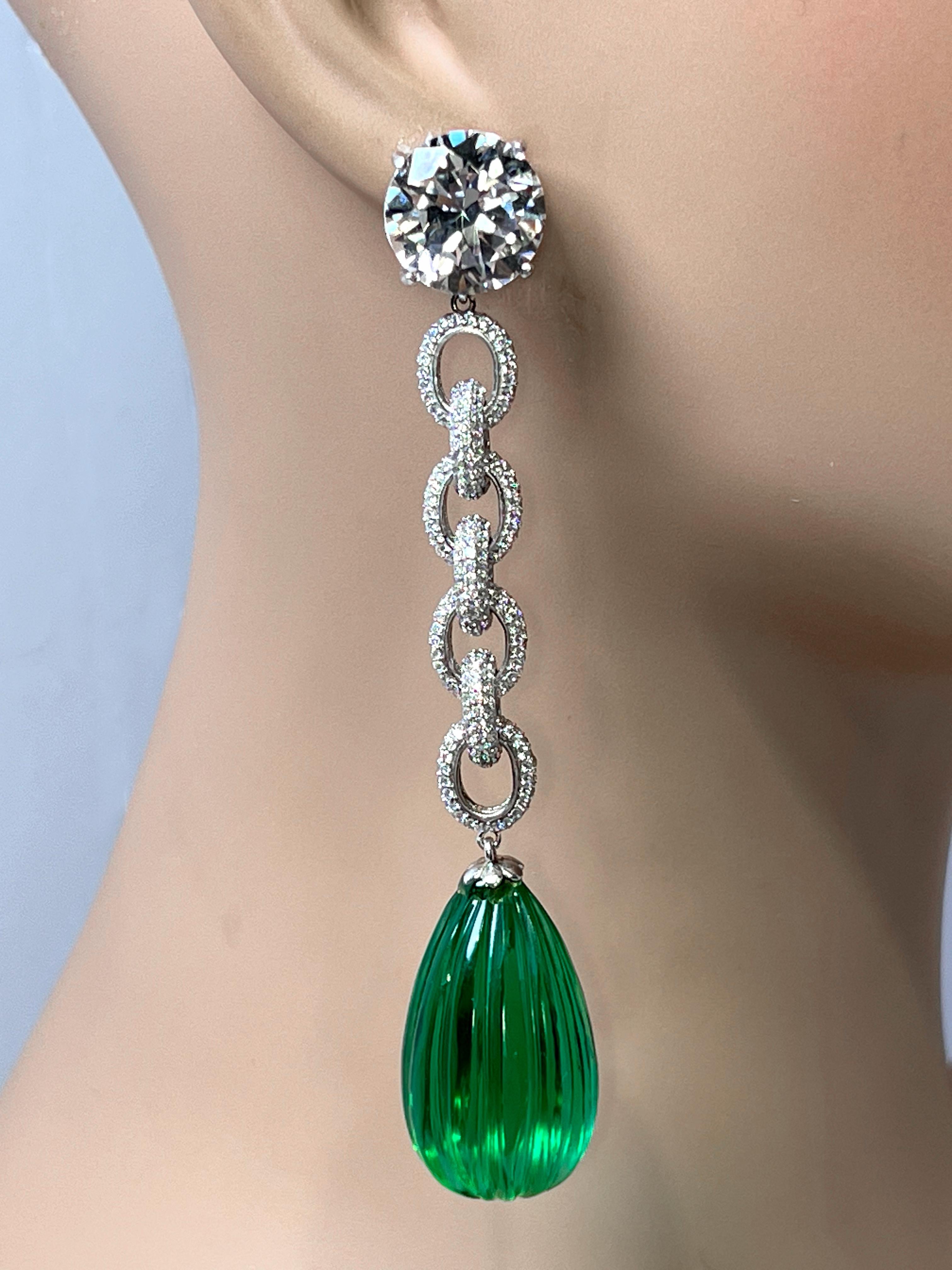 Art Deco Large Diamond Carved Emerald Long Costume Jewellery Chandelier Earrings.

Diese atemberaubenden Ohrringe im Art-Déco-Stil sind ein Unikat aus unseren New Yorker Ateliers, inspiriert von unseren berühmten Cartier-Archiven. Die Oberteile