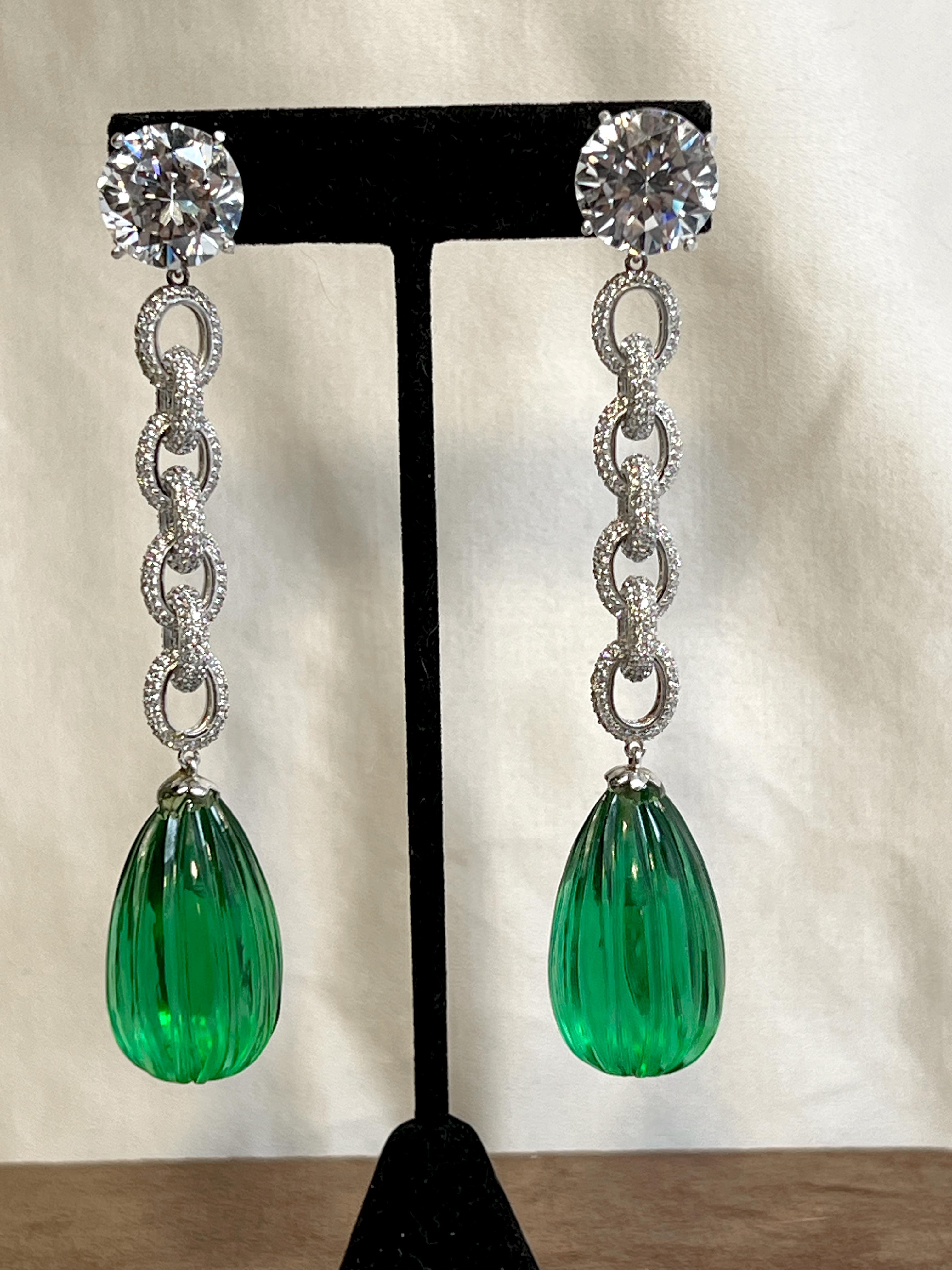 Art Deco Große Diamant geschnitzte Smaragd lange Kostüm-Schmuck-Kronleuchter-Ohrringe (Smaragdschliff) im Angebot