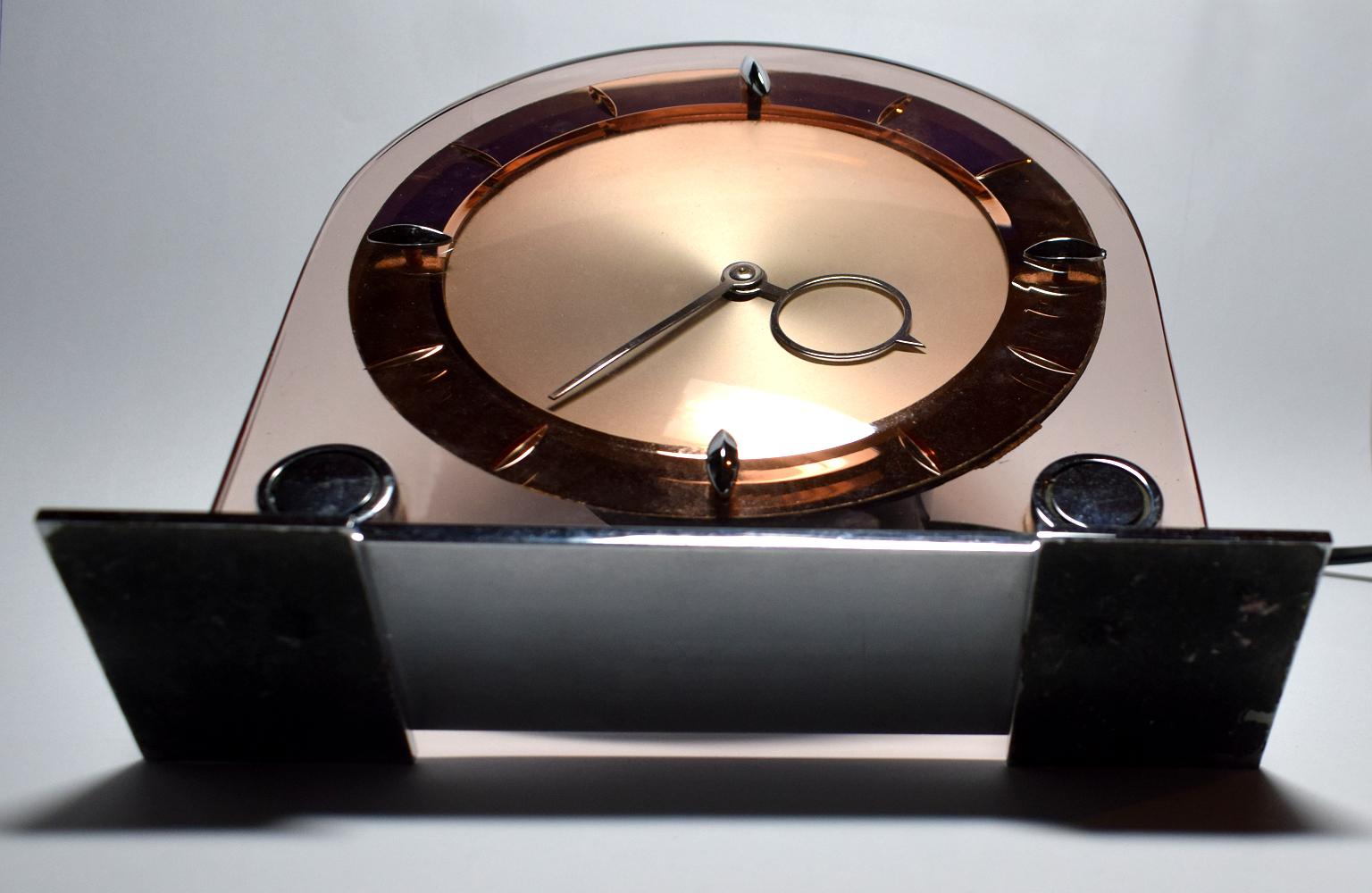 Grande horloge de cheminée anglaise des années 1930 en verre rose et miroir en vente 1