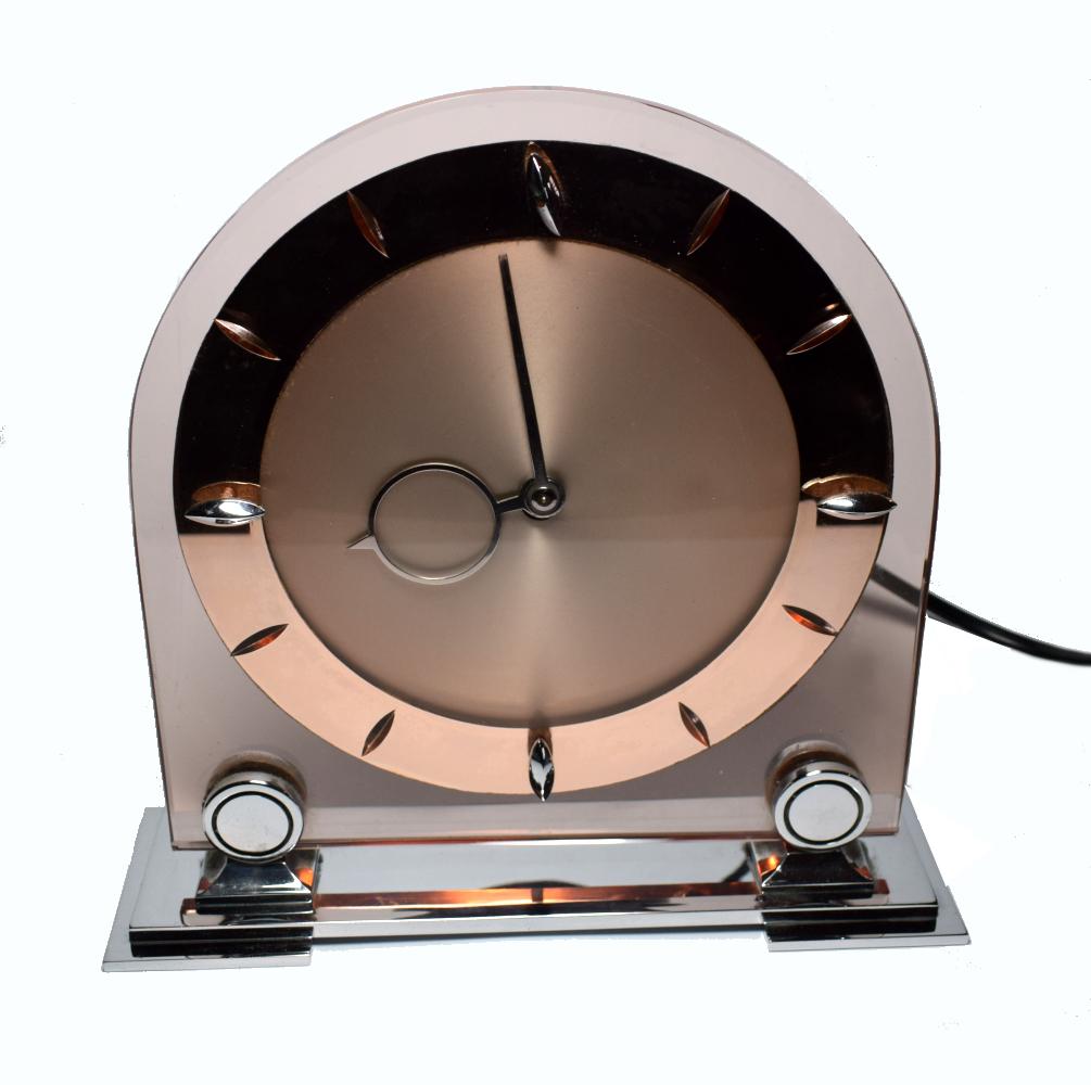 Grande horloge de cheminée anglaise des années 1930 en verre rose et miroir en vente 2