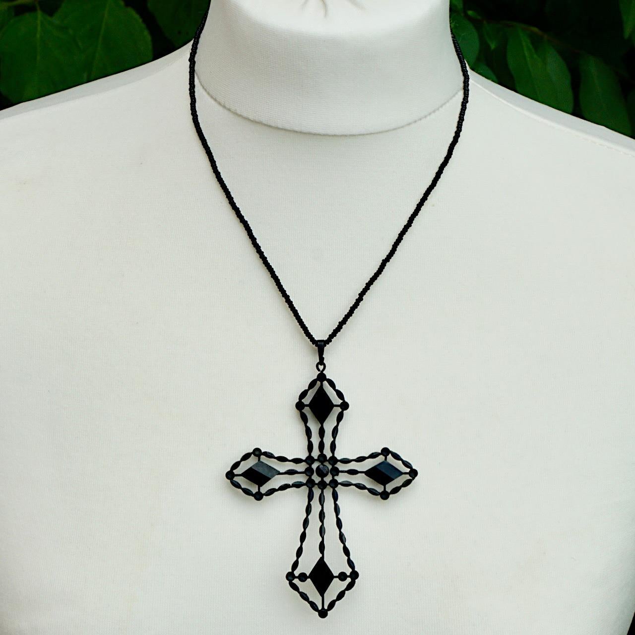Grand pendentif croix en jais français Art Déco et chaîne en perles de verre noire Bon état - En vente à London, GB