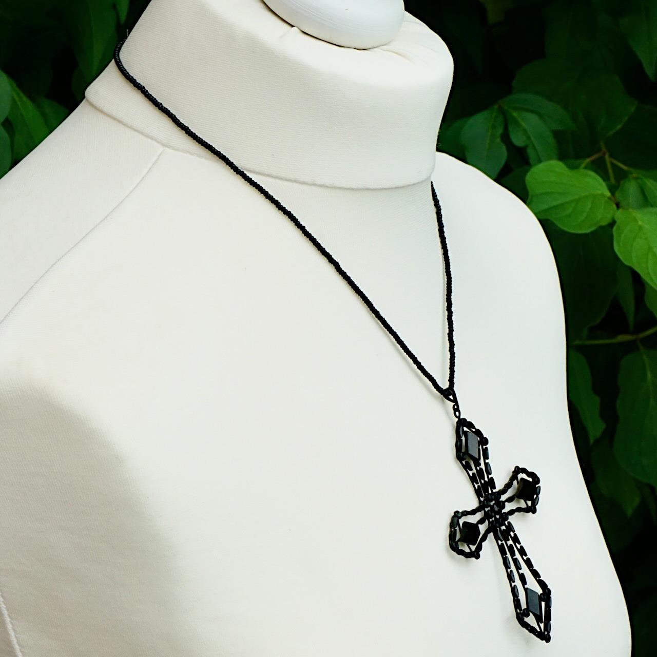 Grand pendentif croix en jais français Art Déco et chaîne en perles de verre noire Unisexe en vente