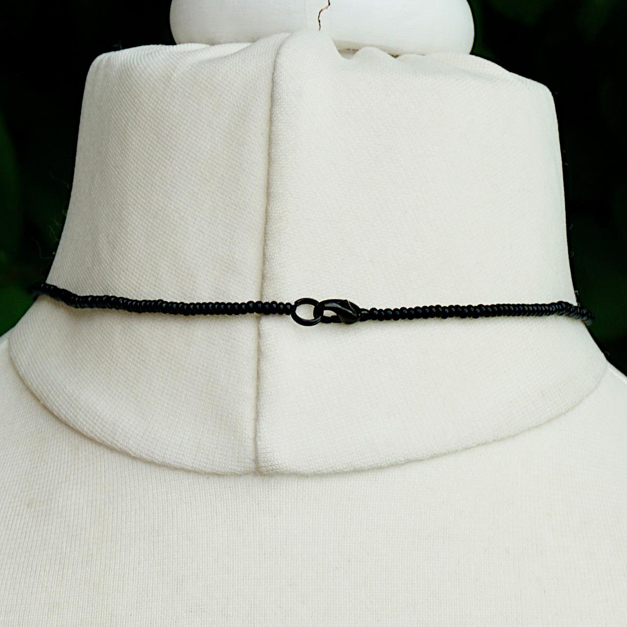Grand pendentif croix en jais français Art Déco et chaîne en perles de verre noire en vente 1