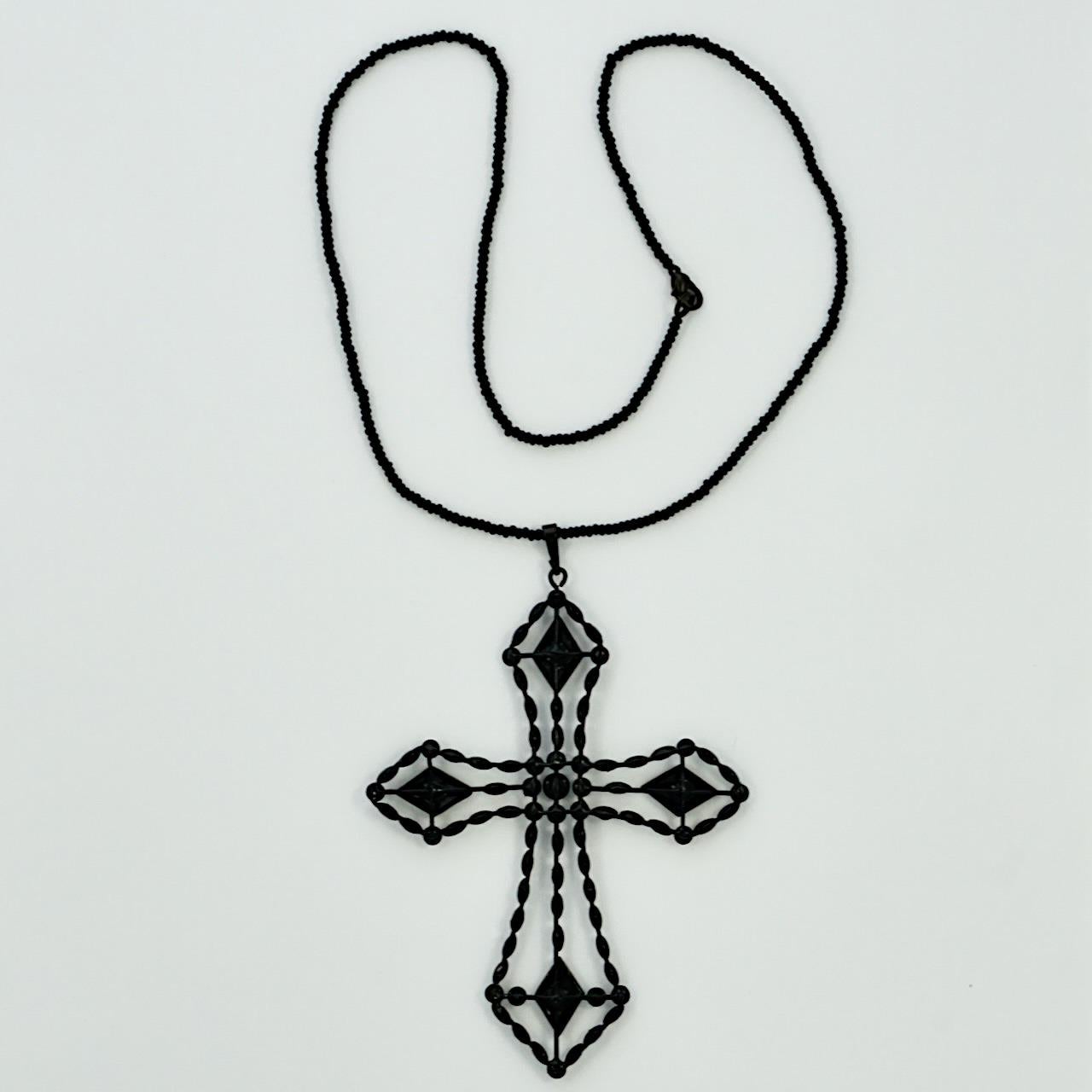 Grand pendentif croix en jais français Art Déco et chaîne en perles de verre noire en vente 3