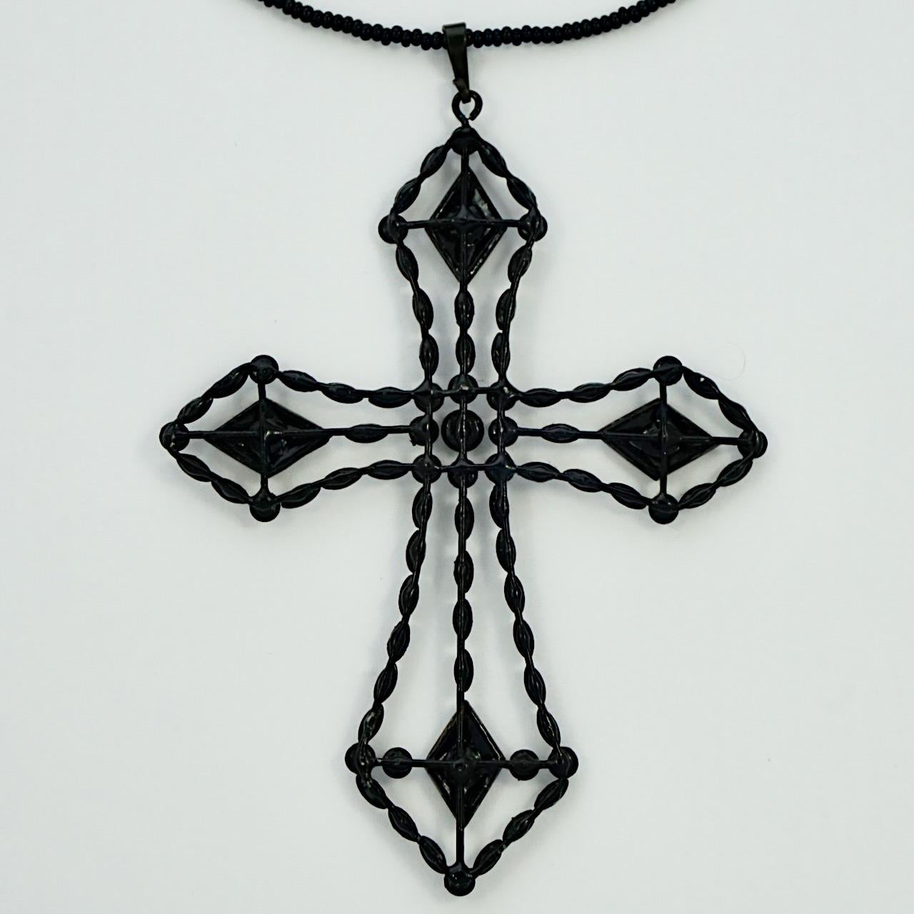 Grand pendentif croix en jais français Art Déco et chaîne en perles de verre noire en vente 4