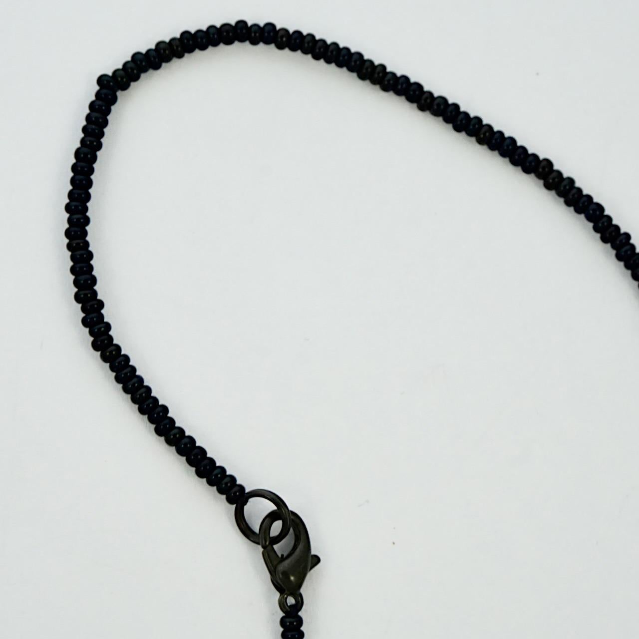 Grand pendentif croix en jais français Art Déco et chaîne en perles de verre noire en vente 5
