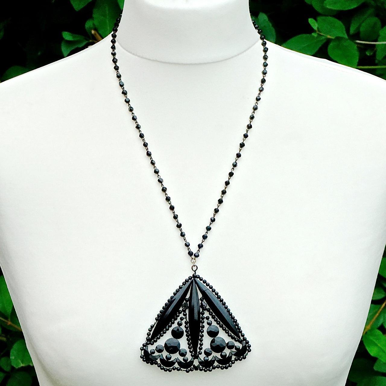 Art Deco Large Hand Cut French Jet Pendant and Beaded Chain Necklace For Sale 3