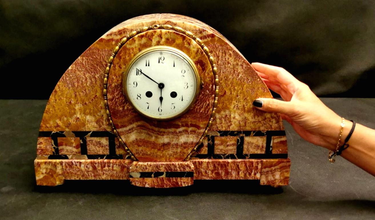 Grande horloge Art déco française en marbre, onyx rouge et Portoro en vente 7
