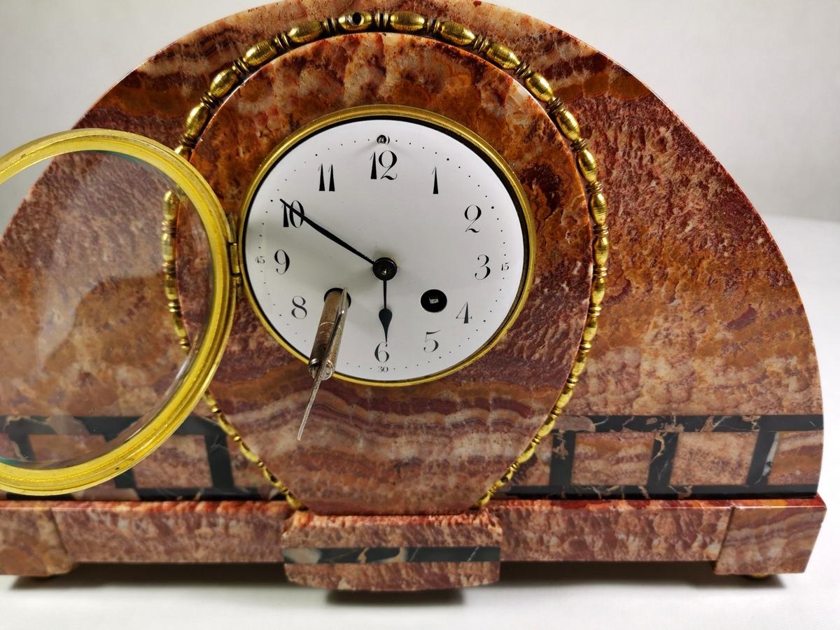 Laiton Grande horloge Art déco française en marbre, onyx rouge et Portoro en vente