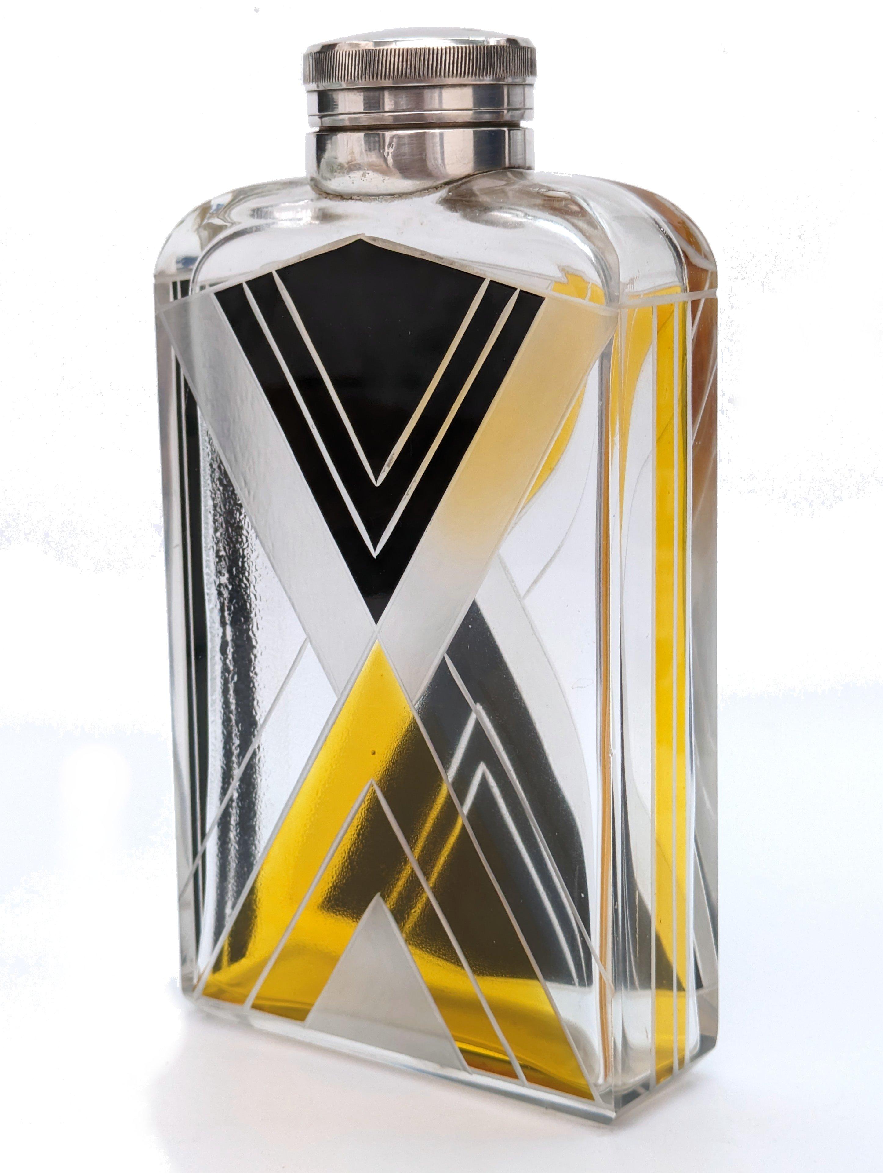 Una delle rare volte in cui abbiamo trovato una bottiglia di colonia maschile. Si tratta di un reperto piuttosto raro che profuma ancora di colonia maschile, che tra l'altro ha un profumo divino! Perfettamente utilizzabili per l'uso moderno e